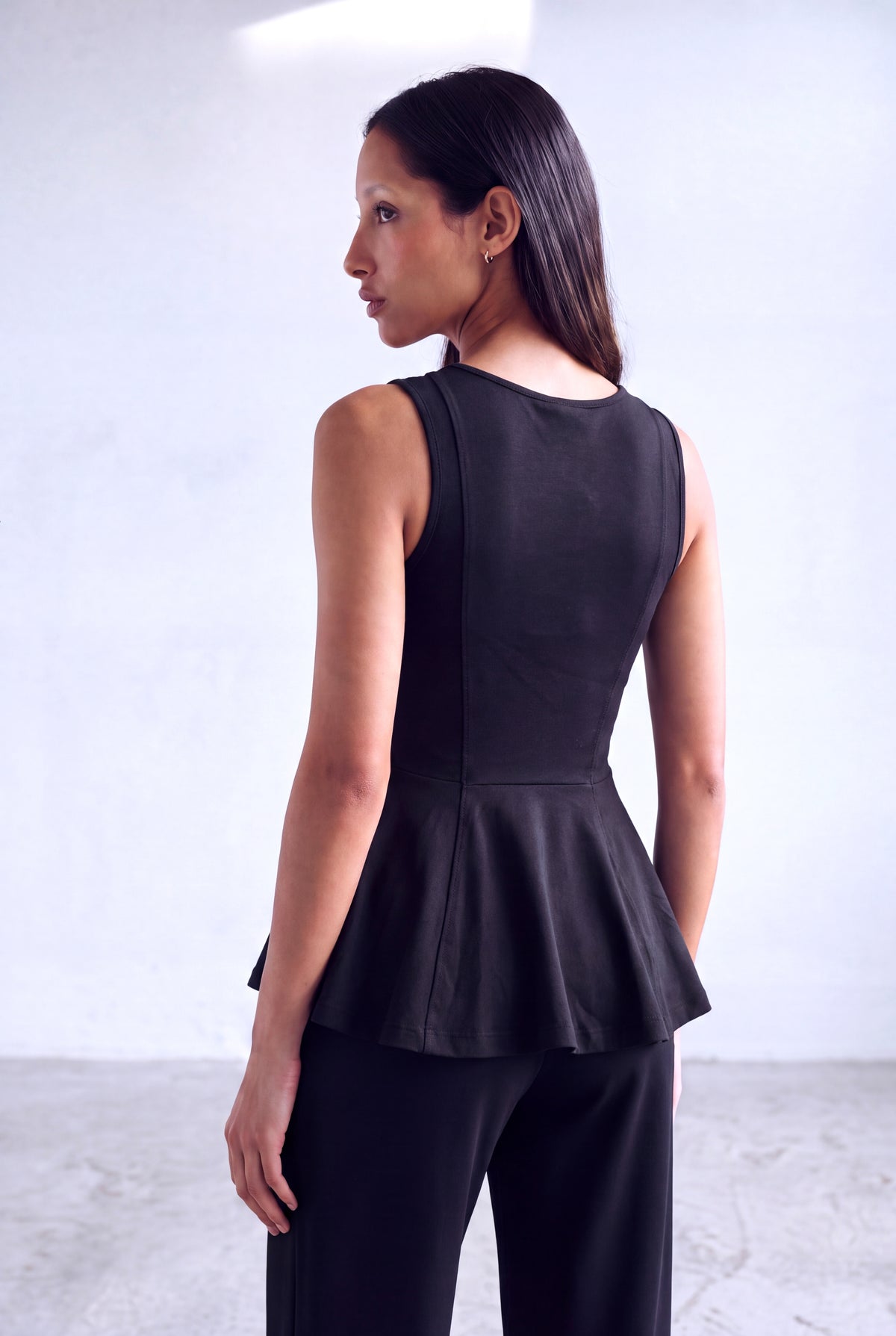 Siyah Kadın Siyah Yumuşak Dokulu Bisiklet Yaka Kolsuz Bel Fermuar Detaylı Eteği Volanlı Bluz JOANNA - Top - Westmark London EU(TR) Store Organik Pamuklu Sürdürülebilir Moda