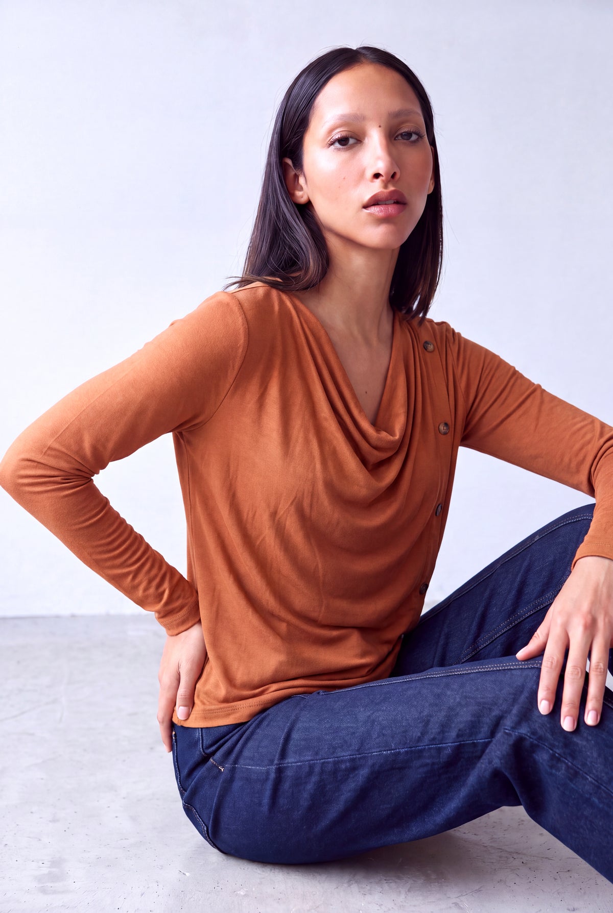 Açık Kahve Kadın Açık Kahve Viskon Dökümlü Degaje Yaka Uzun Kollu Düğme Detaylı Bluz FELICIA - Top - Westmark London EU(TR) Store Organik Pamuklu Sürdürülebilir Moda