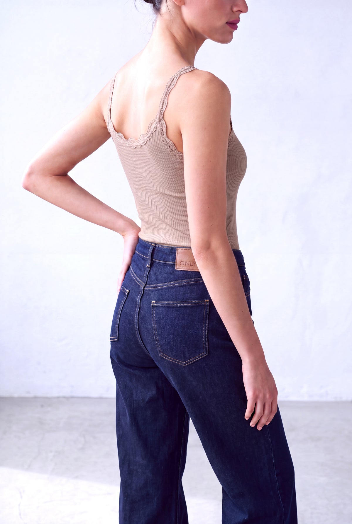 Kum Rengi Kadın Kum Rengi Viskon Ribana Askılı Kolsuz Yakası Dantel Detaylı T-Shirt MABEL - Top - Westmark London EU(TR) Store Organik Pamuklu Sürdürülebilir Moda
