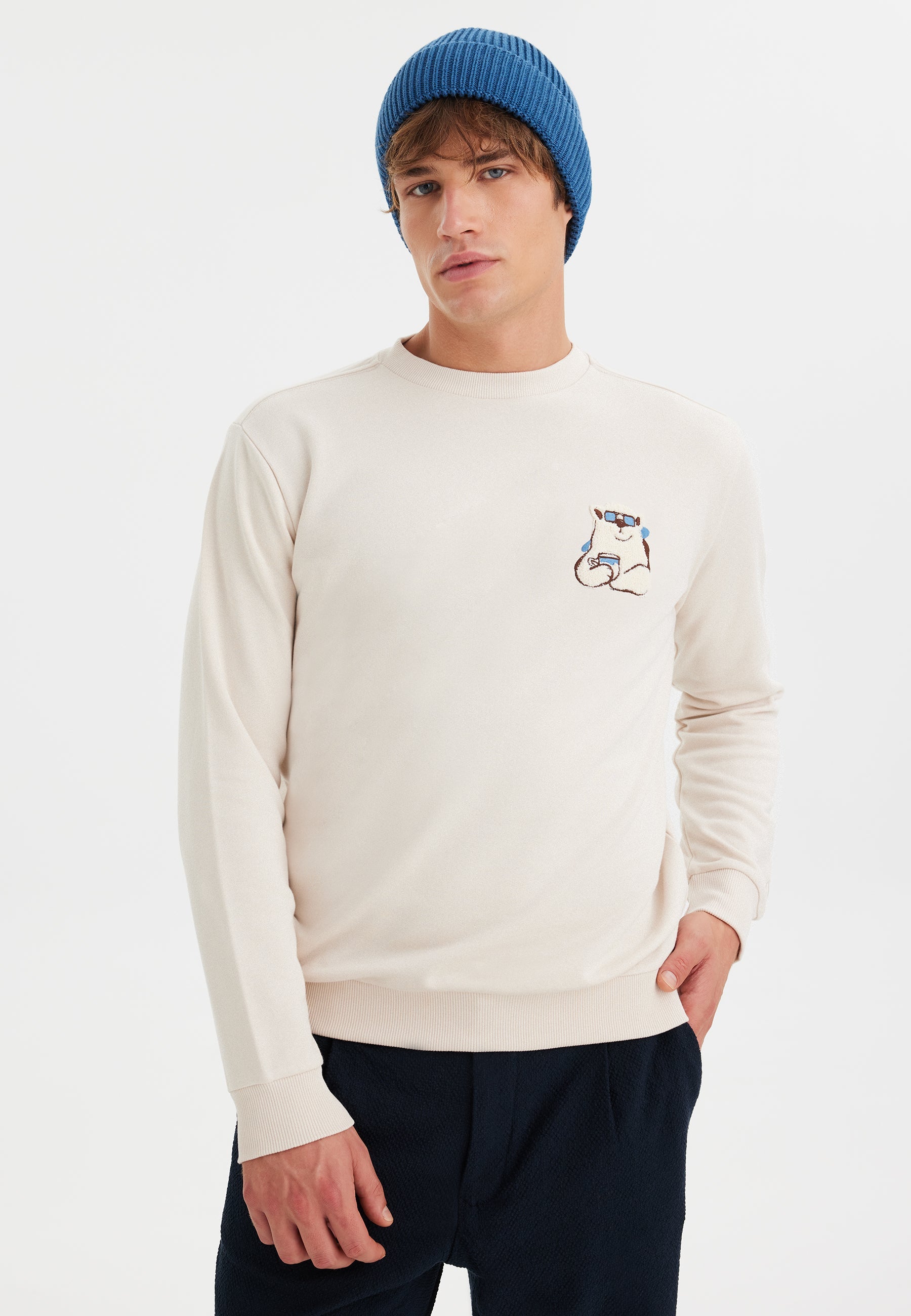 Beyaz Baskılı Bisiklet Yaka Pamuklu Regular Fit Erkek Sweatshirt WMCARTOON BEAR - Sweatshirt - Westmark London EU(TR) Store Organik Pamuklu Sürdürülebilir Moda