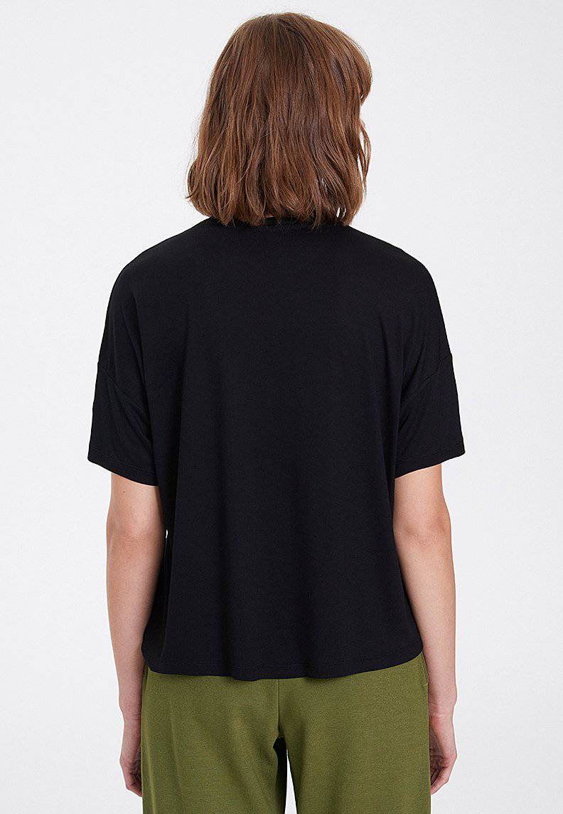 ESSENTIALS SCOOP NECK LOOSE TEE in Black - T-Shirt - Westmark London EU(TR) Store Organik Pamuklu Sürdürülebilir Moda