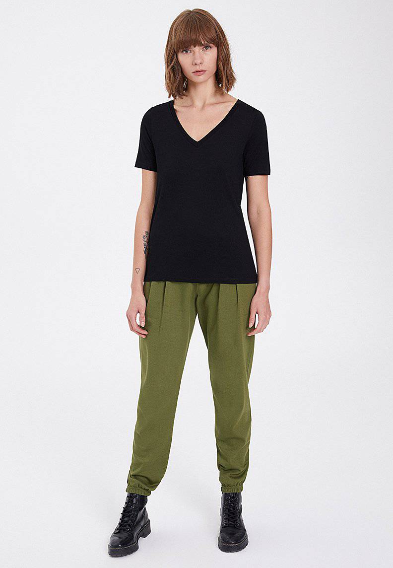 ESSENTIALS DEEP V-NECK TEE in Black - T-Shirt - Westmark London EU(TR) Store Organik Pamuklu Sürdürülebilir Moda