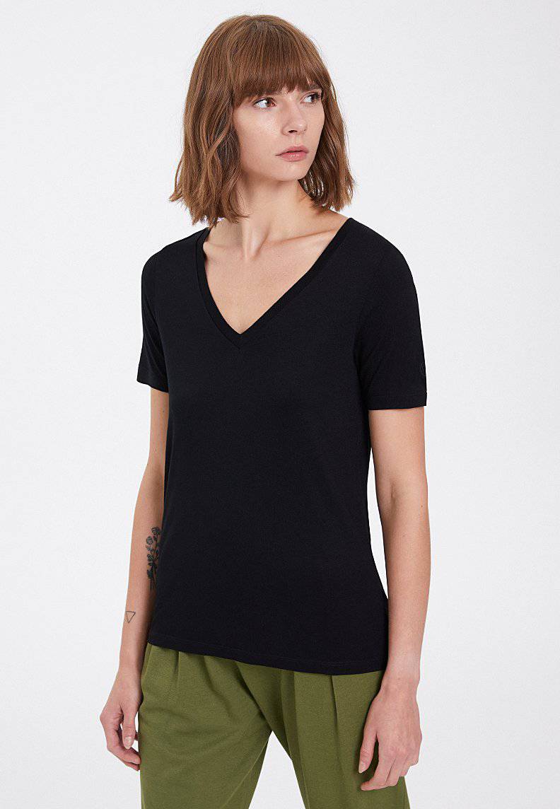ESSENTIALS DEEP V-NECK TEE in Black - T-Shirt - Westmark London EU(TR) Store Organik Pamuklu Sürdürülebilir Moda