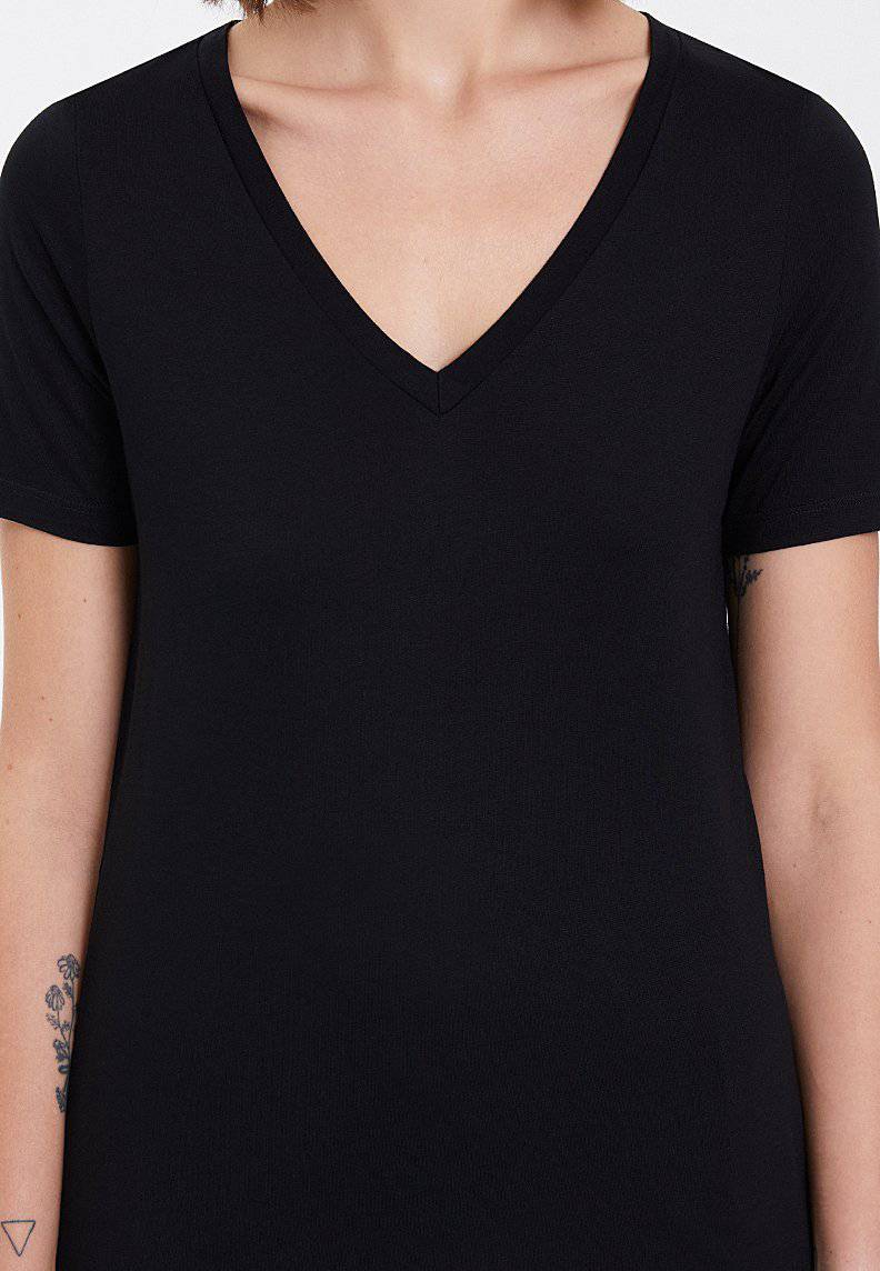 ESSENTIALS DEEP V-NECK TEE in Black - T-Shirt - Westmark London EU(TR) Store Organik Pamuklu Sürdürülebilir Moda