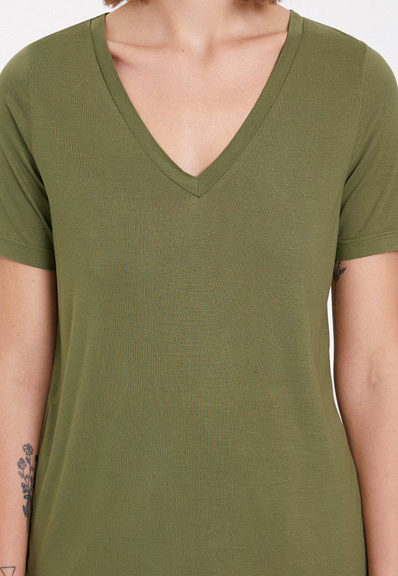 ESSENTIALS DEEP V-NECK TEE in Capulet Olive - T-Shirt - Westmark London EU(TR) Store Organik Pamuklu Sürdürülebilir Moda