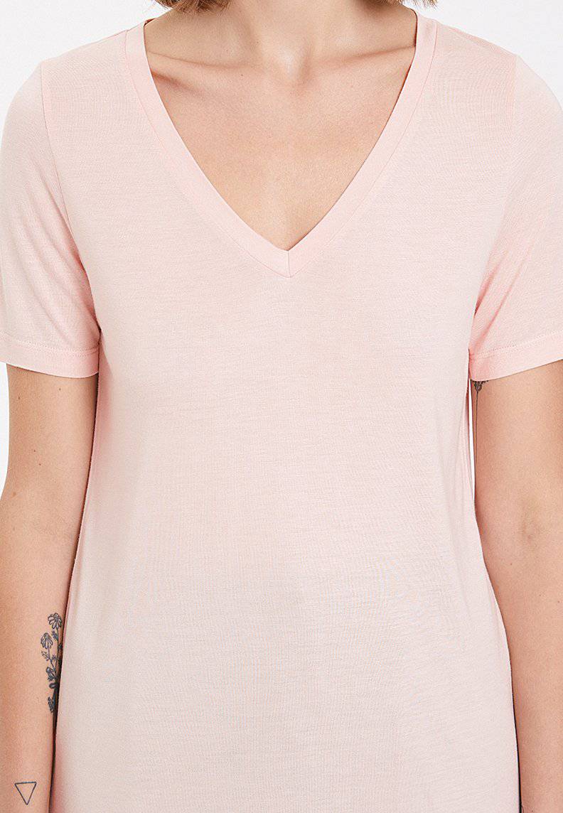ESSENTIALS DEEP V-NECK TEE in Peachy Keen - T-Shirt - Westmark London EU(TR) Store Organik Pamuklu Sürdürülebilir Moda