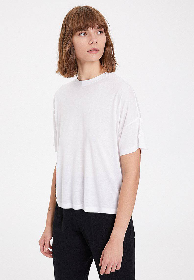 ESSENTIALS SCOOP NECK LOOSE TEE in White - T-Shirt - Westmark London EU(TR) Store Organik Pamuklu Sürdürülebilir Moda