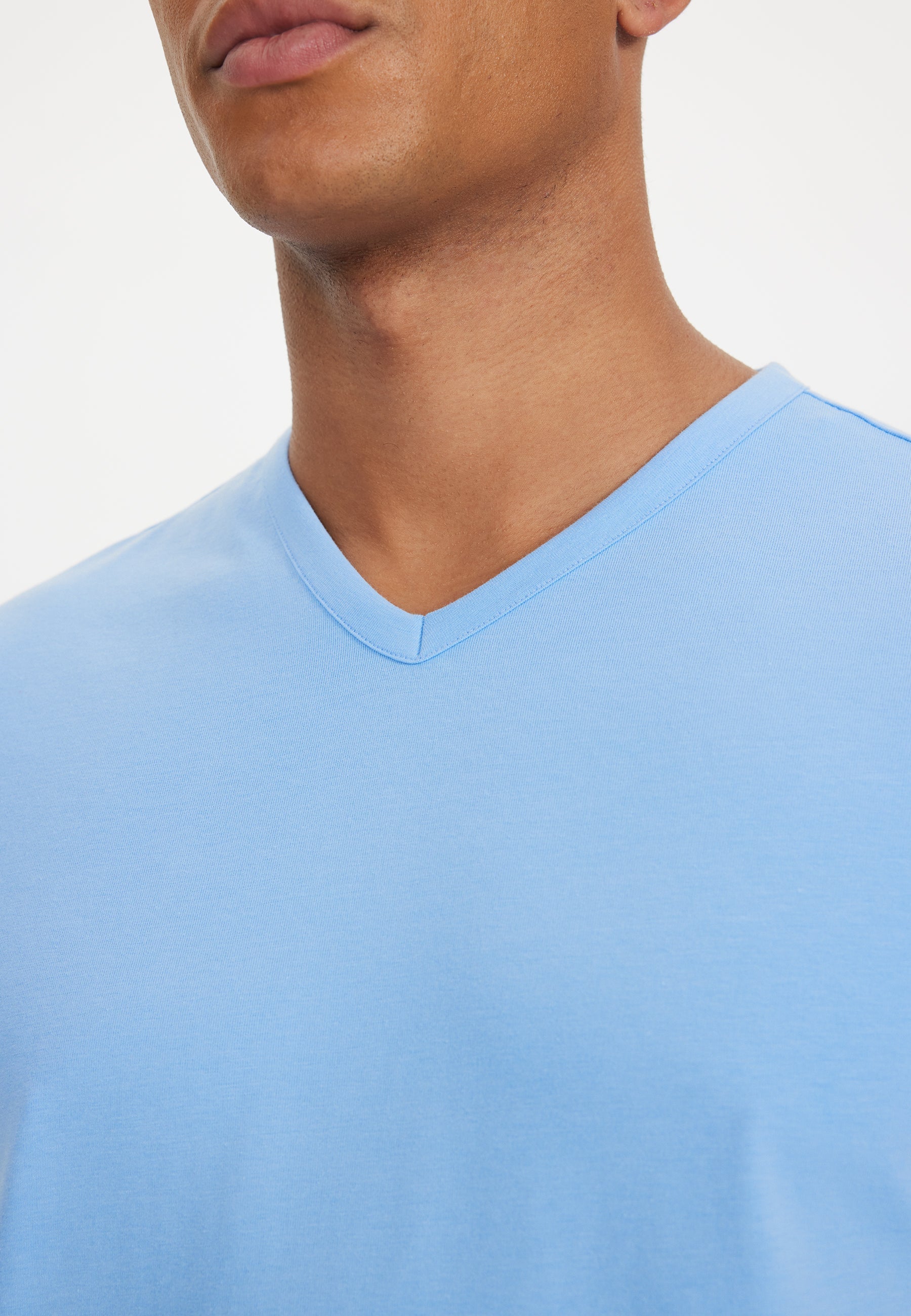 Mavi V-Yaka Regular Fit Pamuk Elastan Karışımlı Basic Erkek T-Shirt THEO - T-Shirt - Westmark London EU(TR) Store Organik Pamuklu Sürdürülebilir Moda
