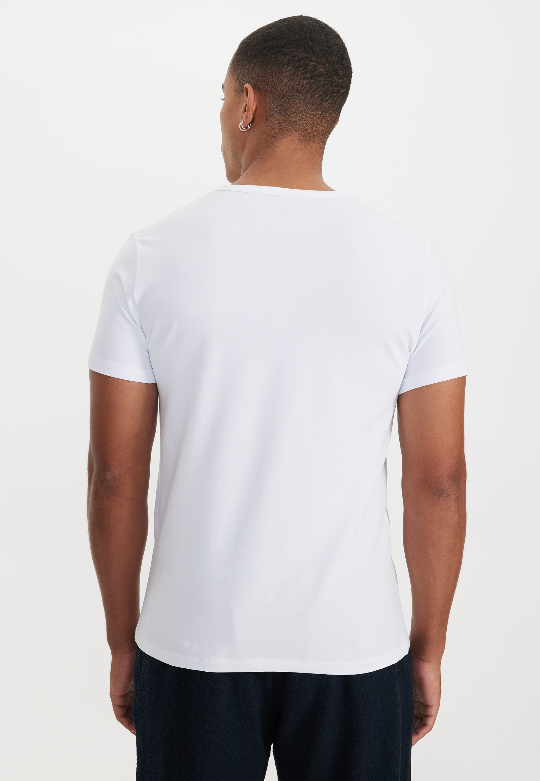 Beyaz V-Yaka Regular Fit Pamuk Elastan Karışımlı Basic Erkek T-Shirt THEO - T-Shirt - Westmark London EU(TR) Store Organik Pamuklu Sürdürülebilir Moda