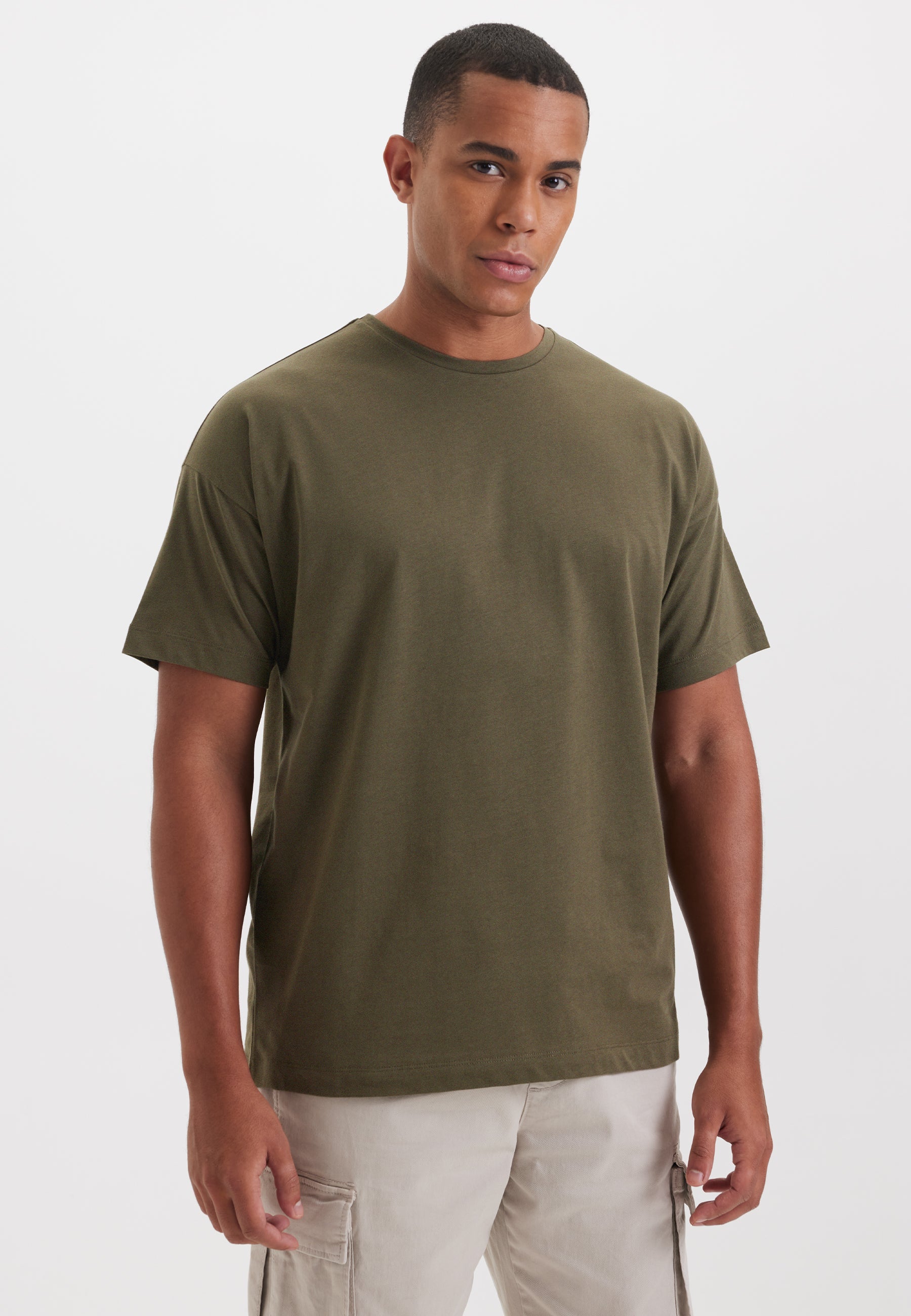 Haki Bisiklet Yaka Oversize Fit Pamuklu Basic Erkek T-Shirt THOMAS - T-Shirt - Westmark London EU(TR) Store Organik Pamuklu Sürdürülebilir Moda