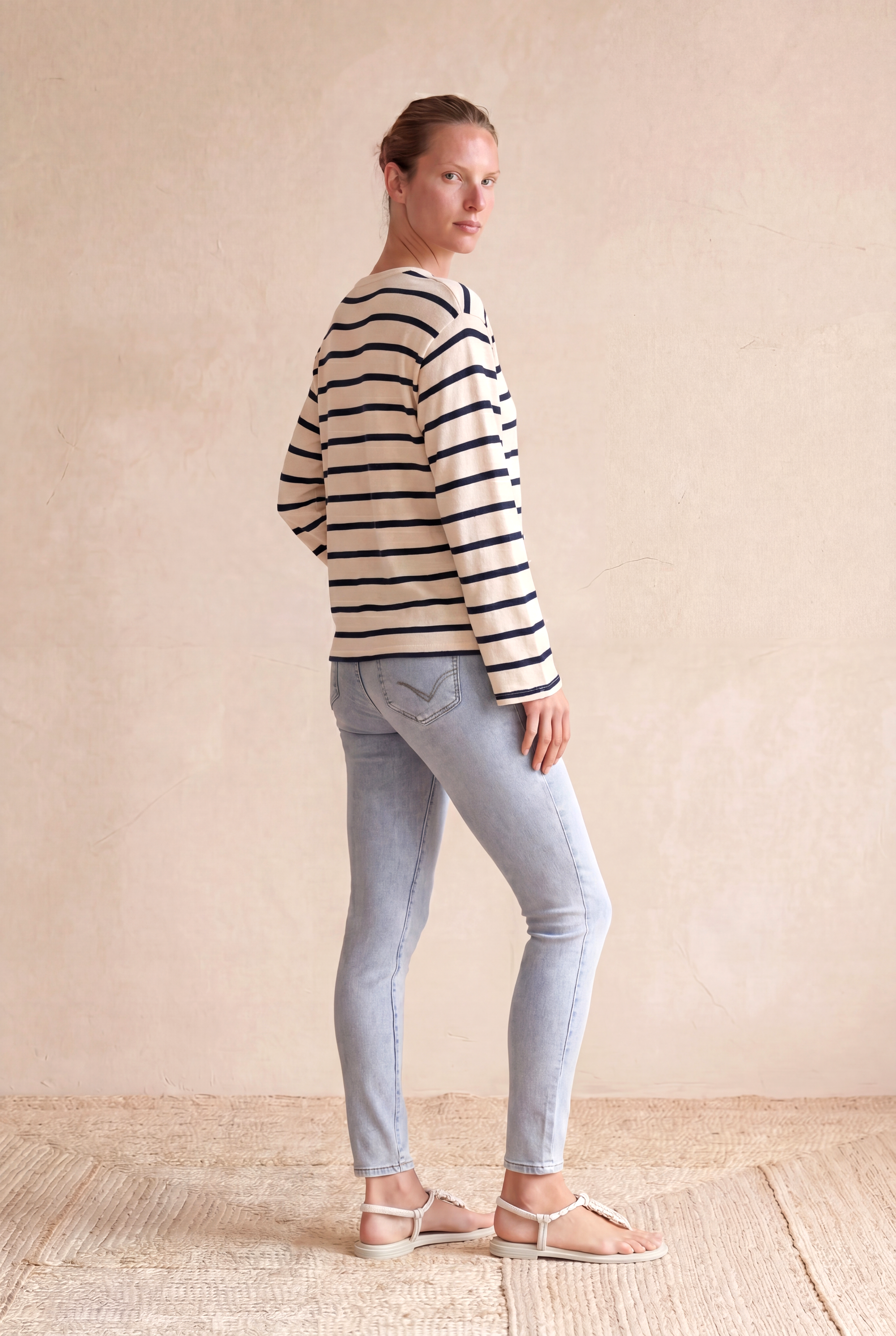 Kadın Ekru / Lacivert Çizgili %100 Pamuk Triko Görünümlü Oversize Fit Bisiklet Yaka Uzun Kollu Düşük Omuzlu T-Shirt BARBARA