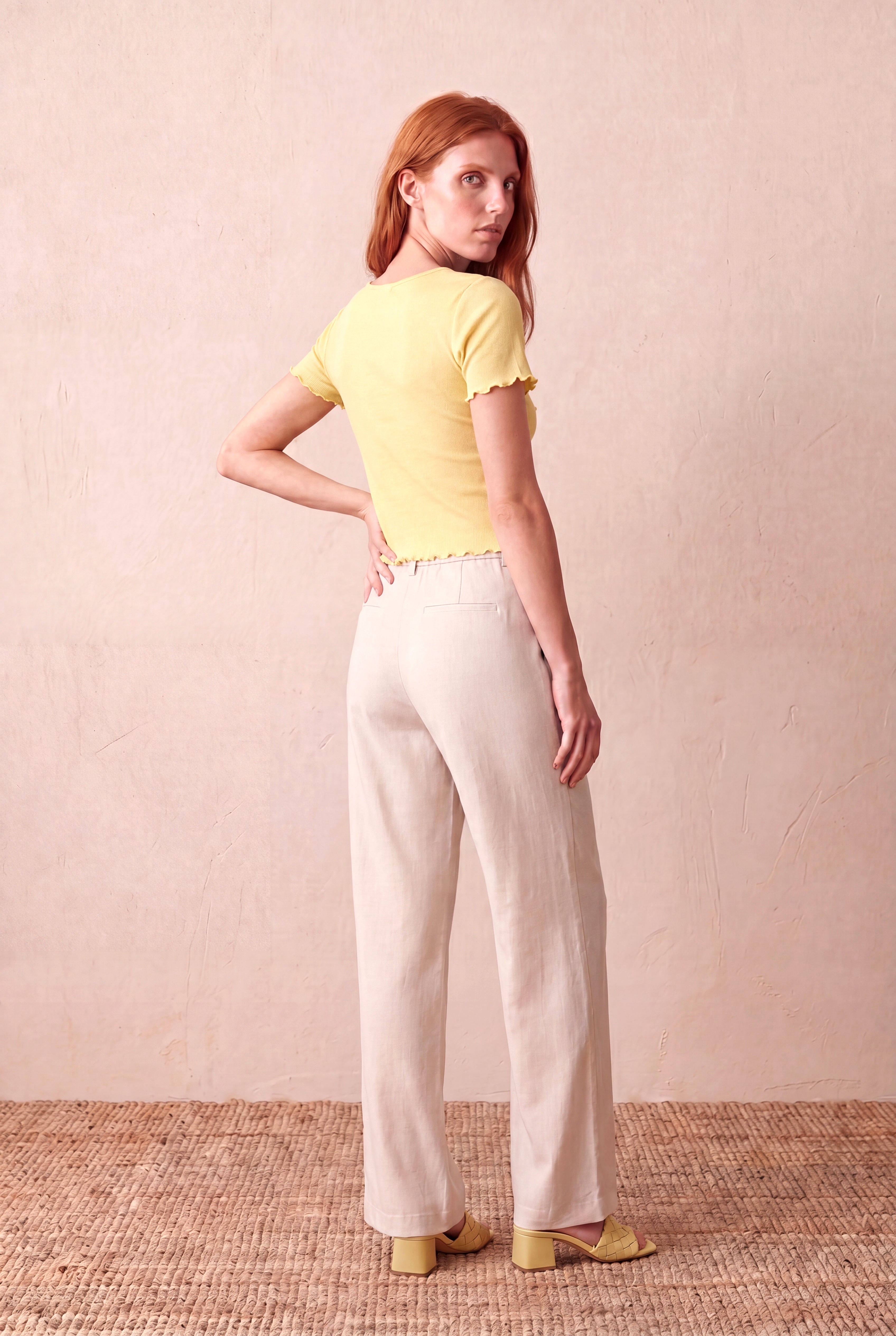 Kadın Sarı %95 Pamuk / %5 Elastan Fitilli Kaşkorse Regular Fit Kare Yaka Kısa Kollu Baby Overlock Detaylı T-Shirt SUZY