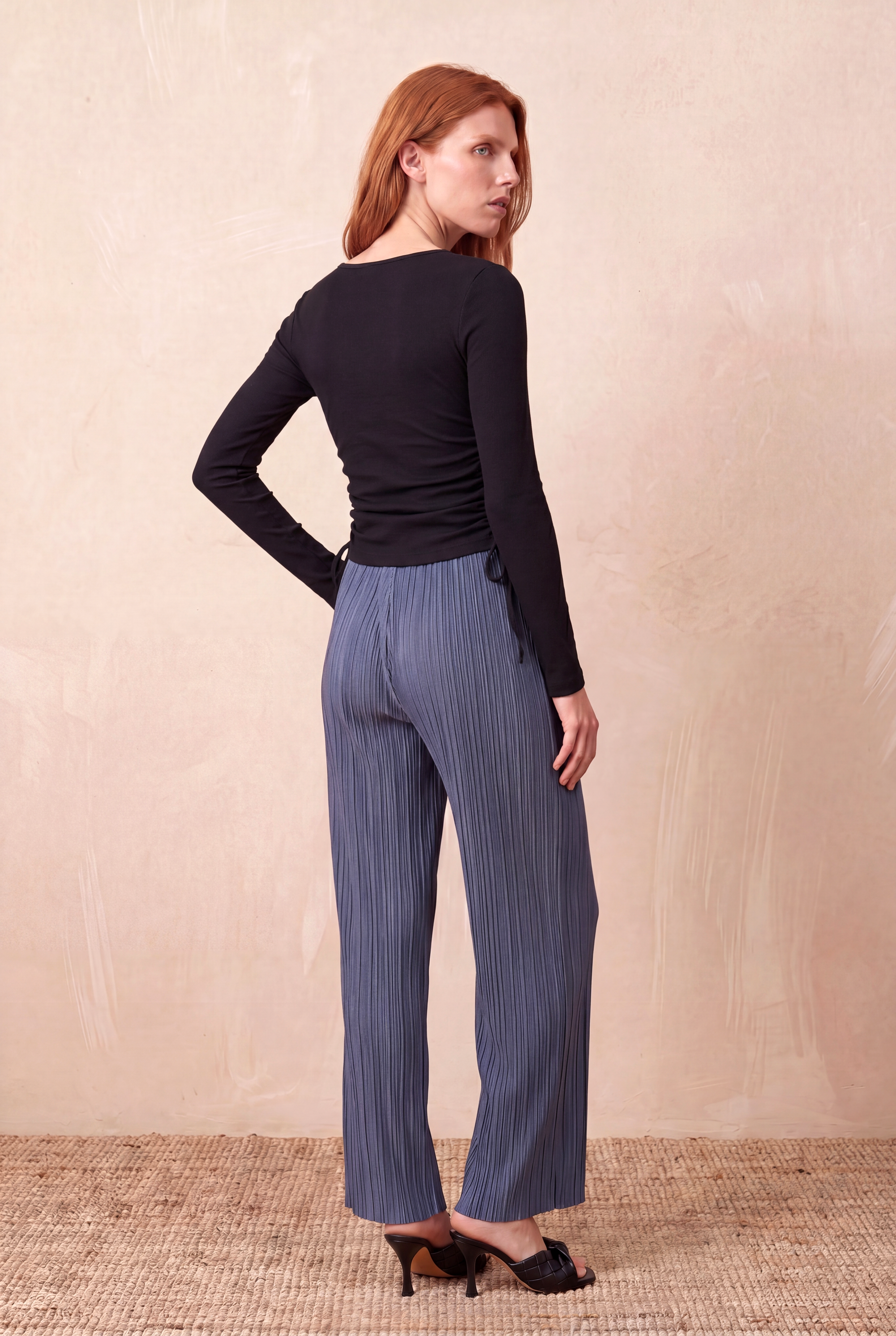 Kadın Siyah Fitilli %95 Pamuk / %5 Elastan Slim Fit Bisiklet Yaka Uzun Kollu Yan Büzgülü Bağcıklı Bluz ANGELA