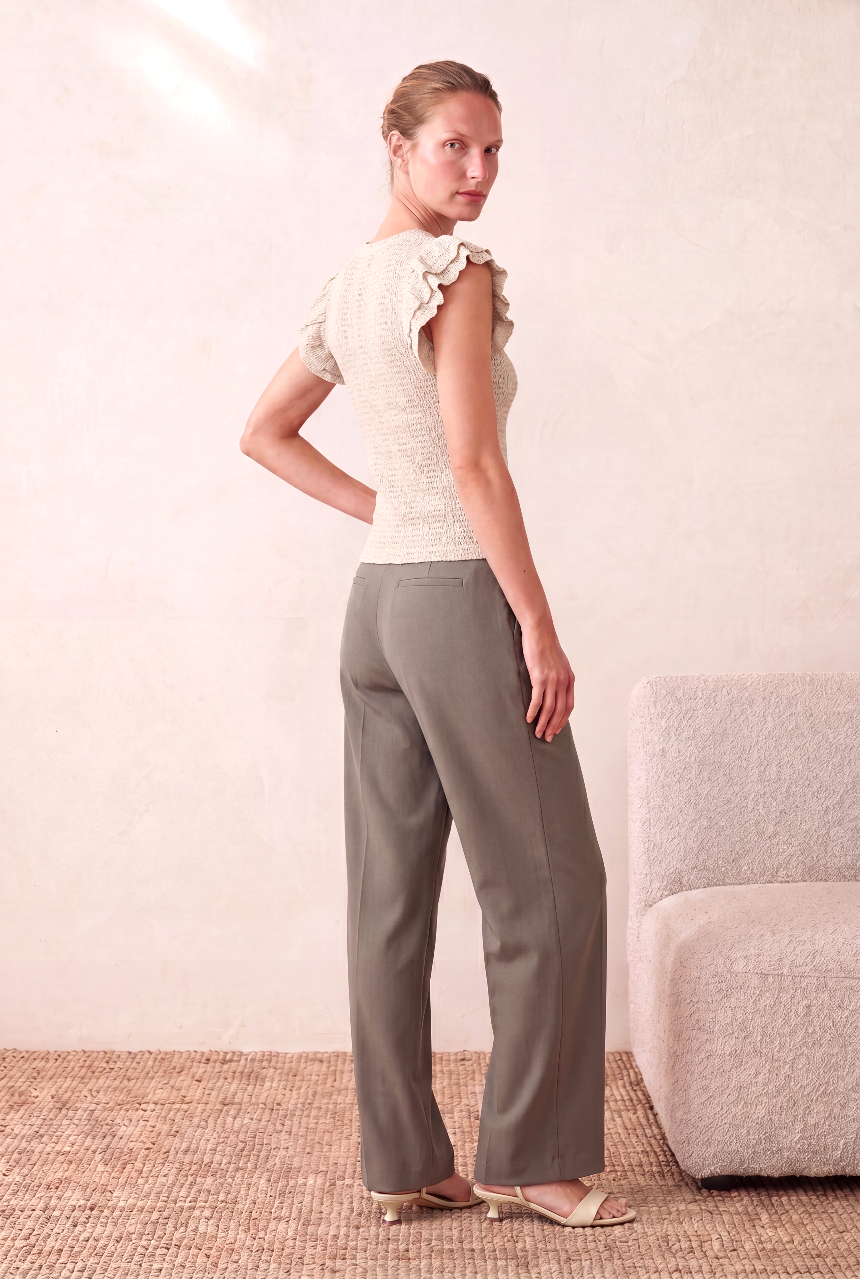 Kadın Ekru Jakarlı Örme Regular Fit Bisiklet Yaka Fırfır Kısa Kollu Bluz TELMA