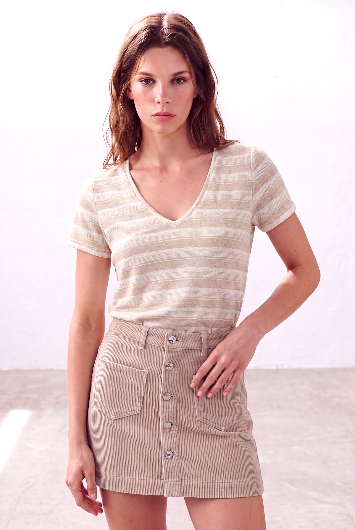 Bej Çizgili Kadın Bej Çizgili Keten Karışımlı Hafif Dokulu V Yaka Kısa Kollu T-Shirt COLETTE - Top - Westmark London EU(TR) Store Organik Pamuklu Sürdürülebilir Moda