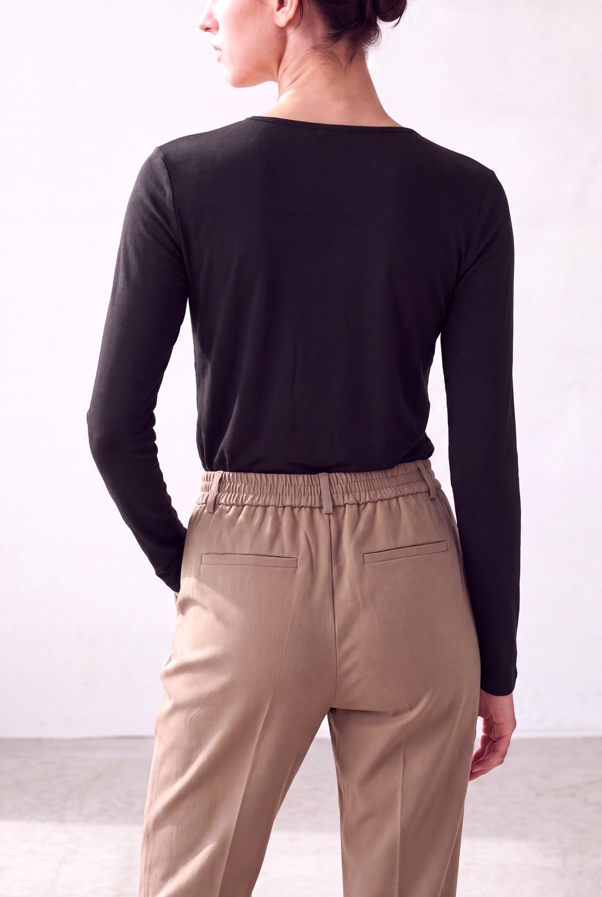 Siyah Kadın Siyah Viskon Karışımlı Dökümlü Degaje Yaka Uzun Kollu Düğme Detaylı Bluz FELICIA - Top - Westmark London EU(TR) Store Organik Pamuklu Sürdürülebilir Moda