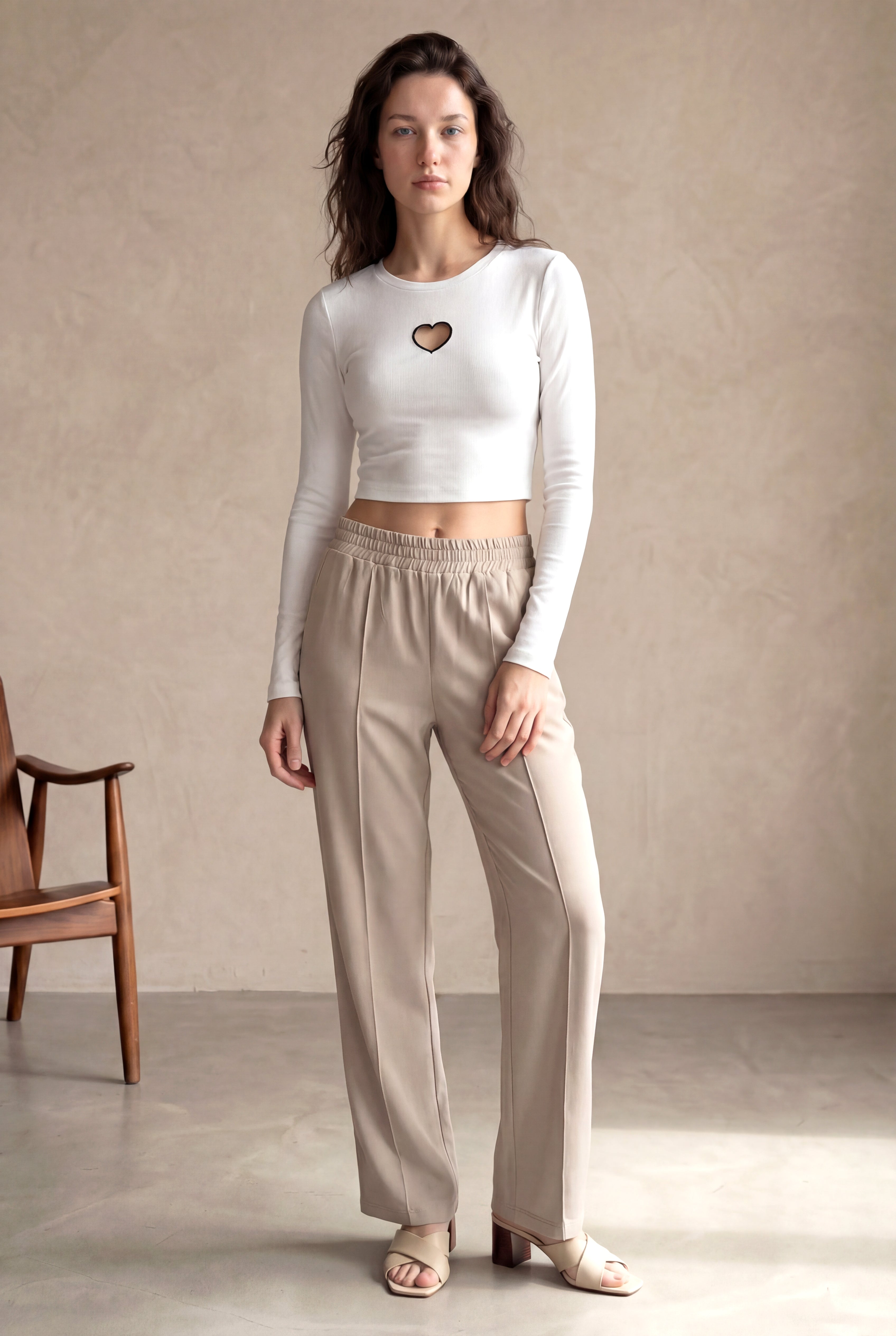 Kadın Slim Fit Bisiklet Yaka Pamuk / Elastan Uzun Kol Beyaz Crop Kalp Detaylı T-Shirt SOLE