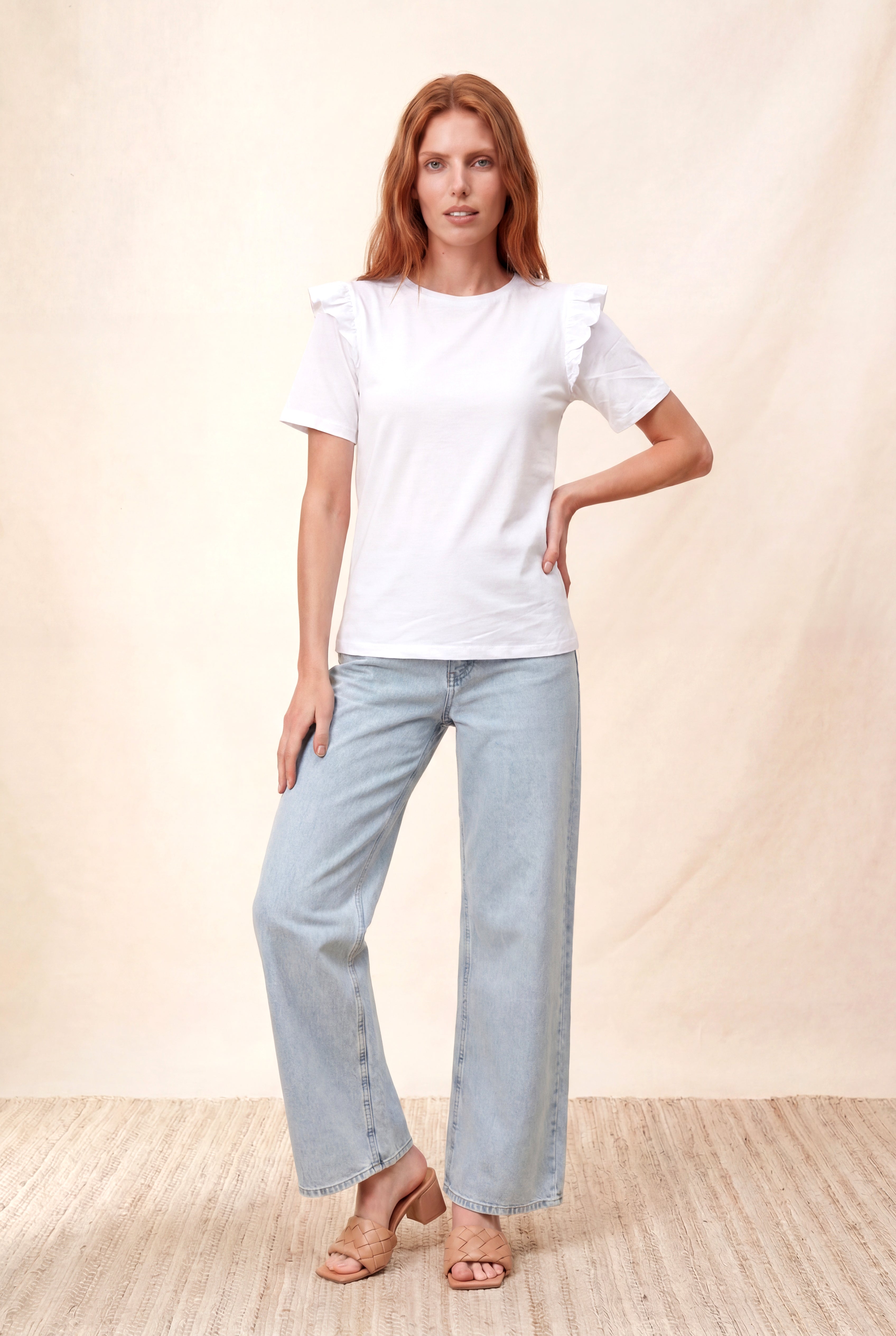 Kadın Beyaz %100 Pamuk Regular Fit Bisiklet Yaka Kısa Kollu Fırfır Omuz Detaylı T-Shirt TERESA