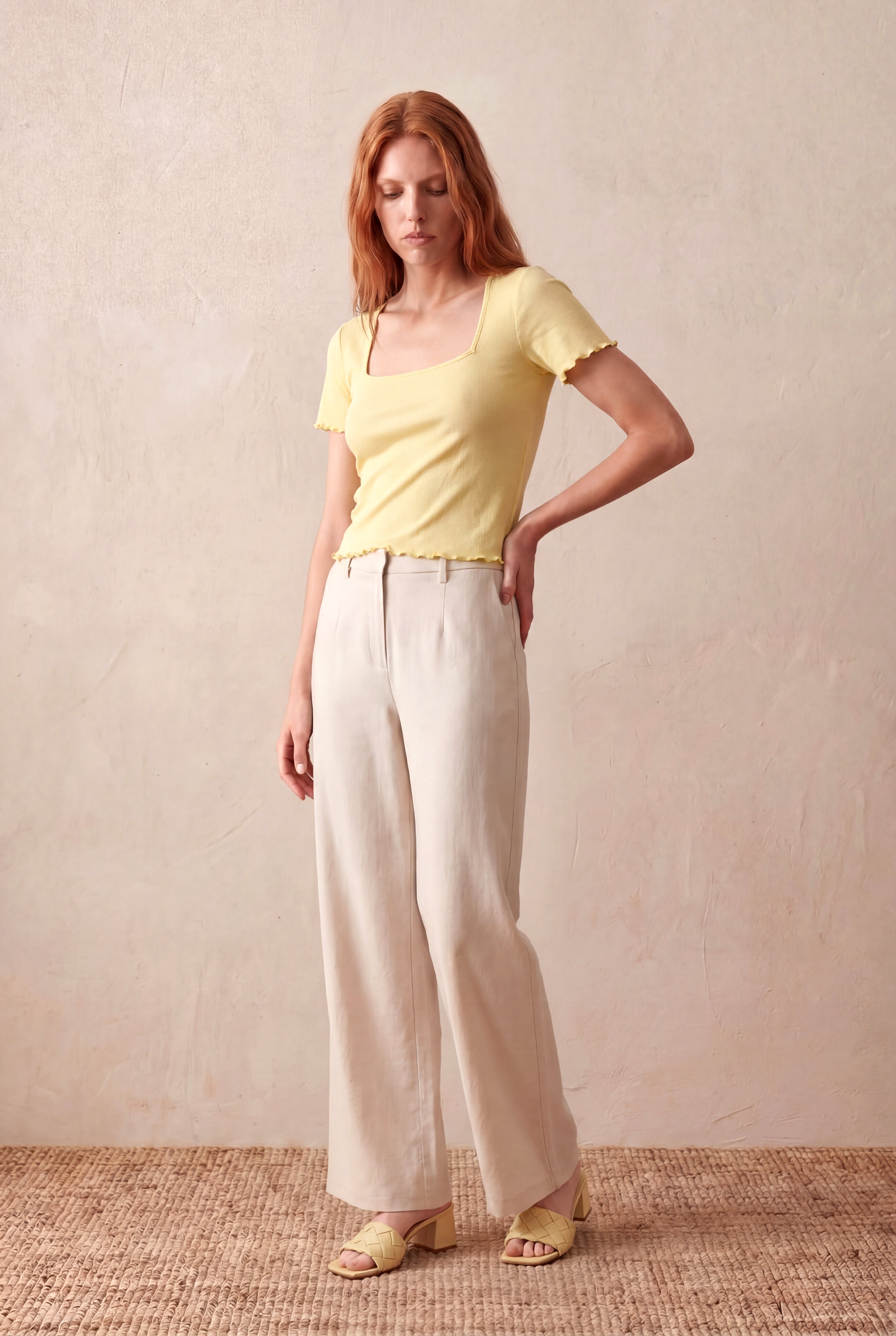 Kadın Sarı %95 Pamuk / %5 Elastan Fitilli Kaşkorse Regular Fit Kare Yaka Kısa Kollu Baby Overlock Detaylı T-Shirt SUZY