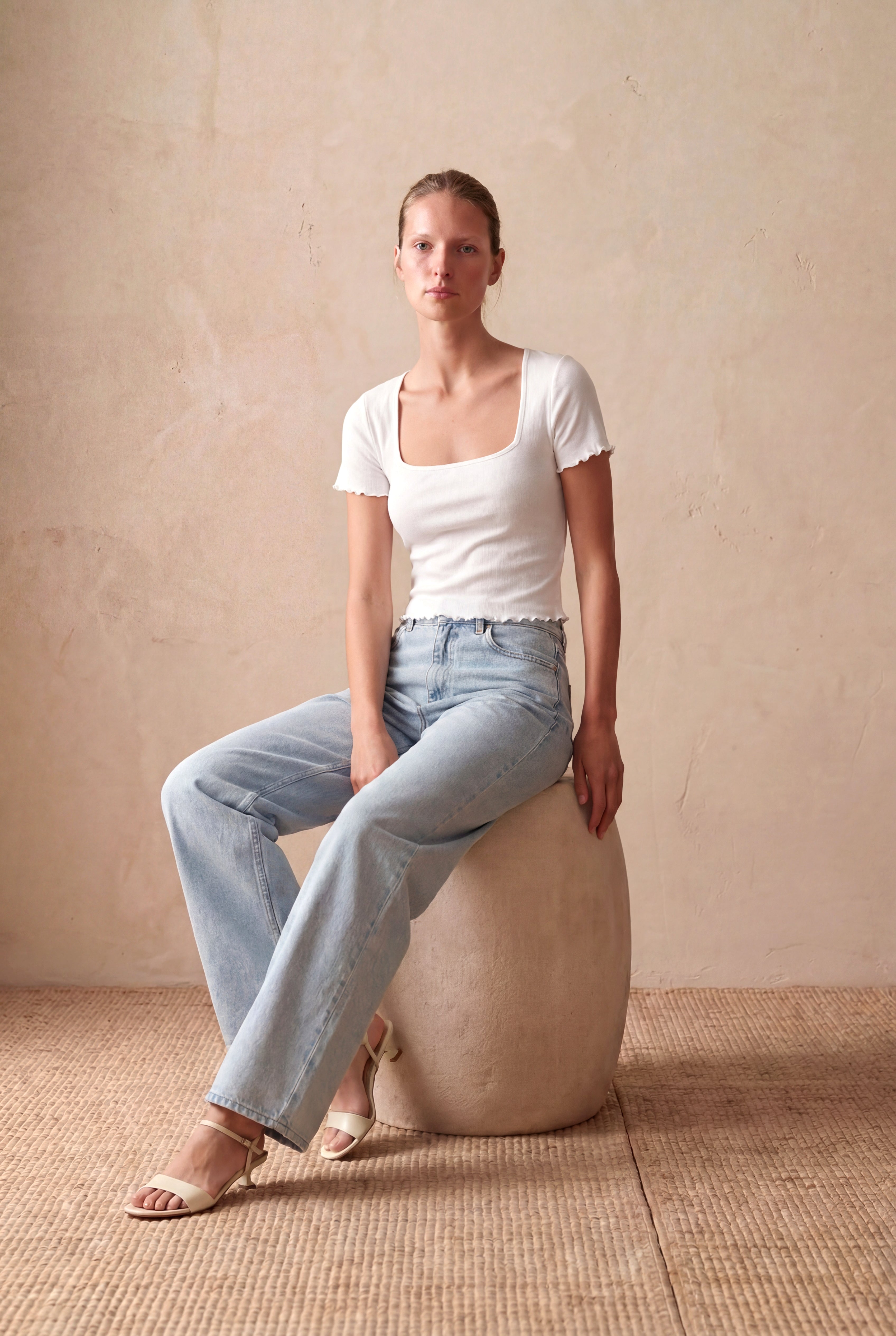 Kadın Beyaz %95 Pamuk / %5 Elastan Fitilli Kaşkorse Regular Fit Kare Yaka Kısa Kollu Baby Overlock Detaylı T-Shirt SUZY