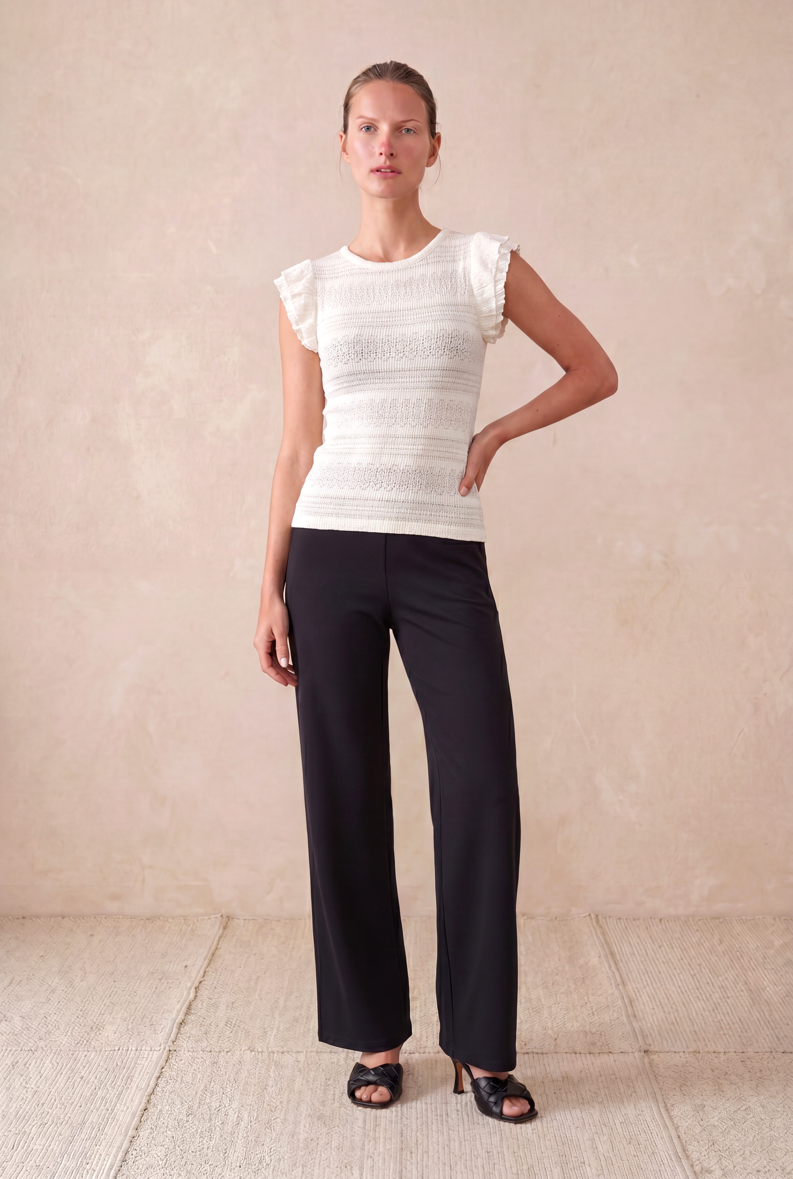 Kadın Beyaz Regular Fit Bisiklet Yaka Fırfırlı Kısa Volan Kol Ajurlu Bluz OLI
