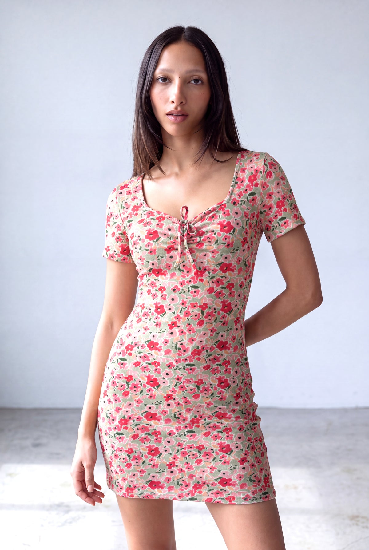 Kırmızı Çiçek Desenli Kadın Kırmızı Çiçek Desenli Krinkle Kumaş Kare Yaka Kısa Kollu göğüs büzgülü Elbise CARLY - Dress - Westmark London EU(TR) Store Organik Pamuklu Sürdürülebilir Moda