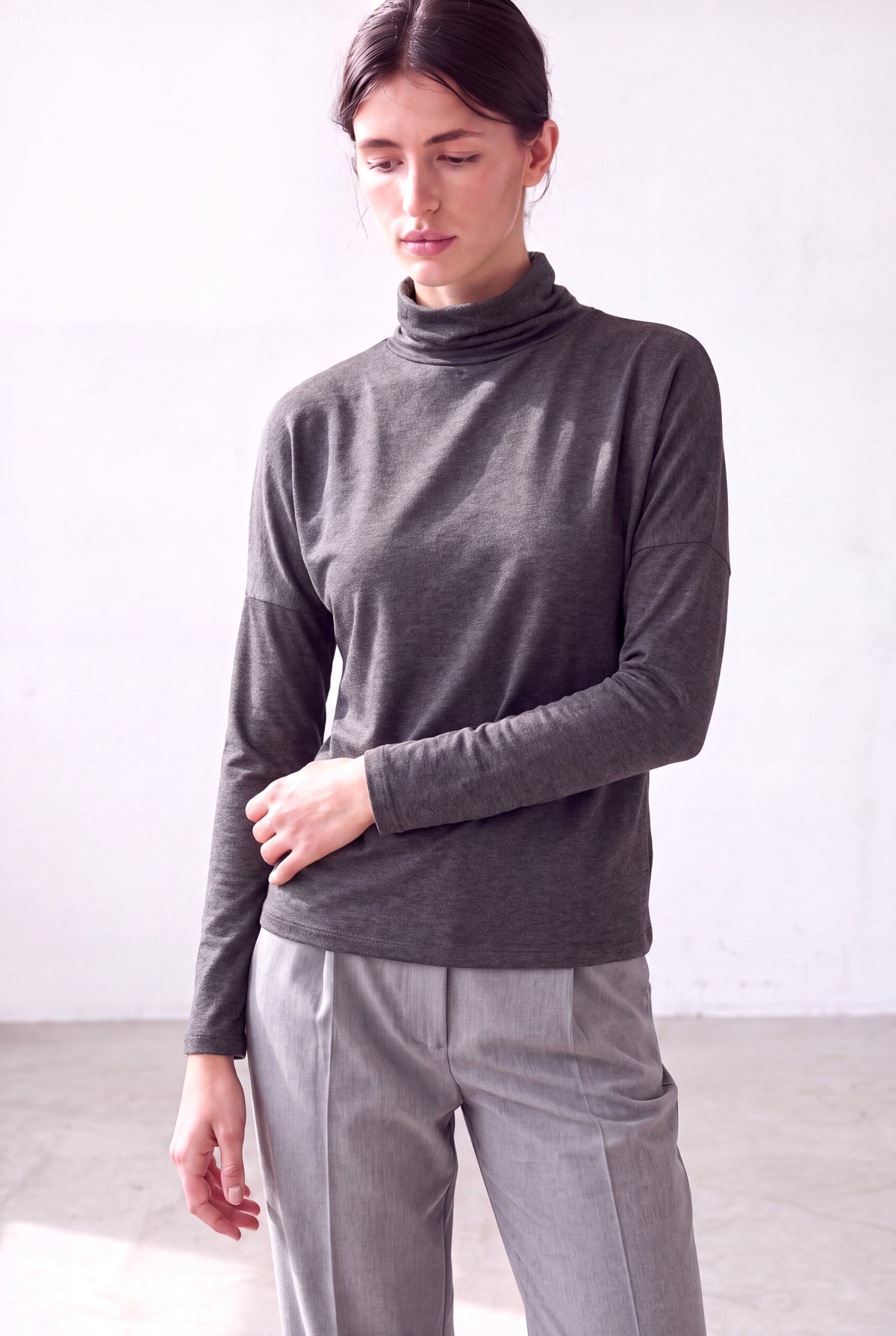 Koyu Gri Melanj Kadın Koyu Gri Melanj Viskon Karışımlı Dökümlü Balıkçı Yaka Uzun Kollu Düşük Omuzlu Bluz MOYA - Top - Westmark London EU(TR) Store Organik Pamuklu Sürdürülebilir Moda