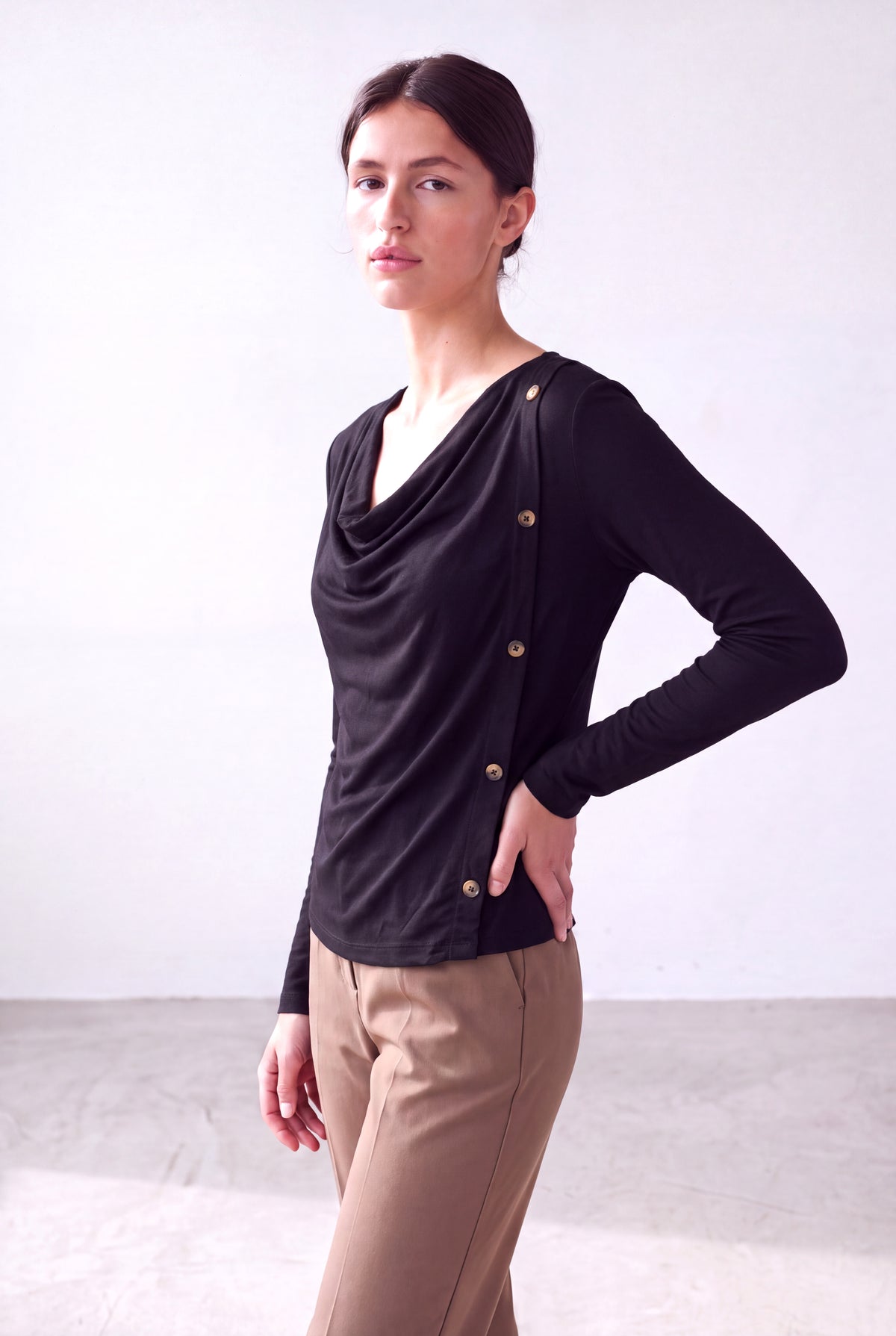 Siyah Kadın Siyah Viskon Karışımlı Dökümlü Degaje Yaka Uzun Kollu Düğme Detaylı Bluz FELICIA - Top - Westmark London EU(TR) Store Organik Pamuklu Sürdürülebilir Moda