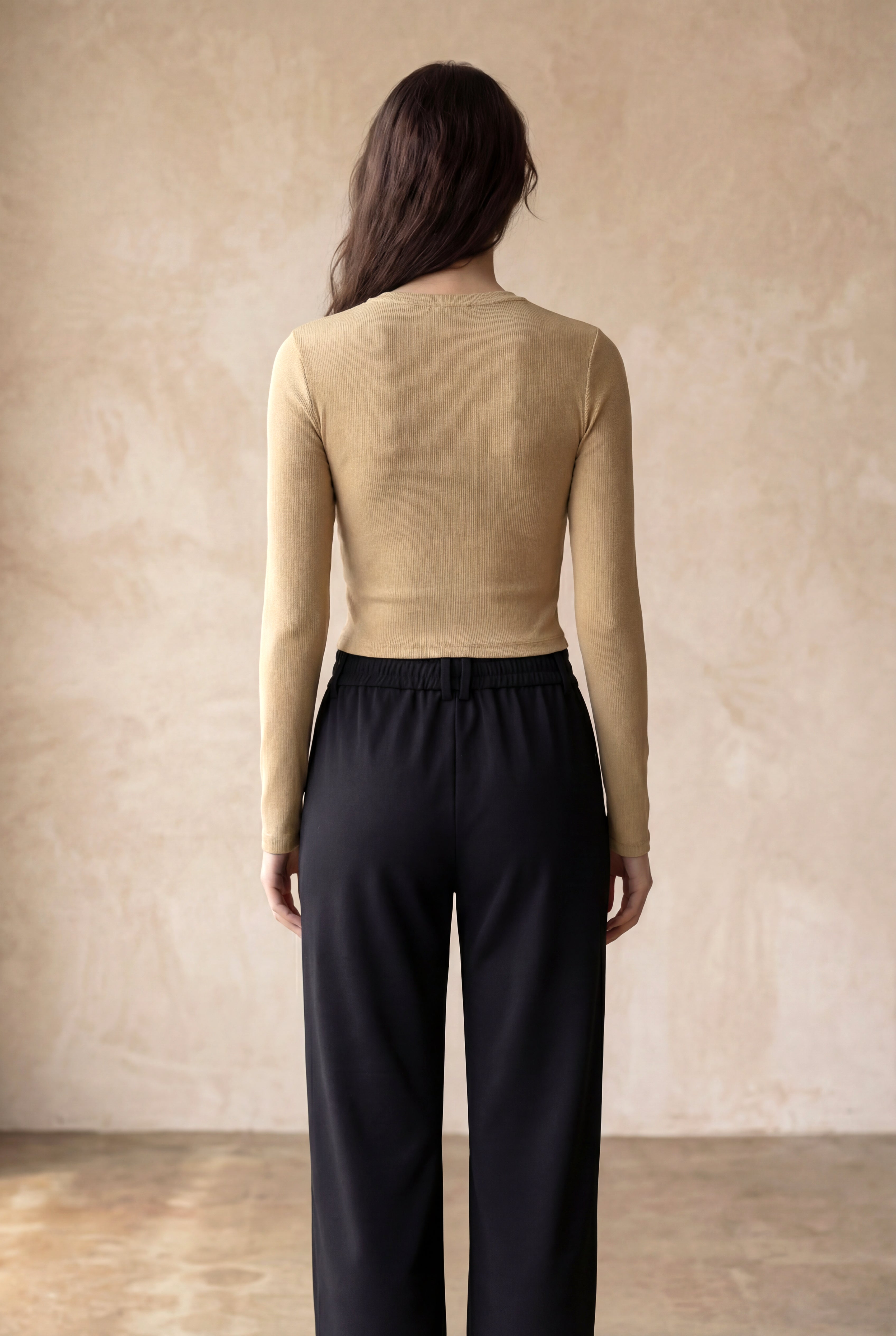 Kadın Slim Fit Bisiklet Yaka Pamuk / Elastan Uzun Kol Beige Crop Yıldız Detaylı T-Shirt SOLE