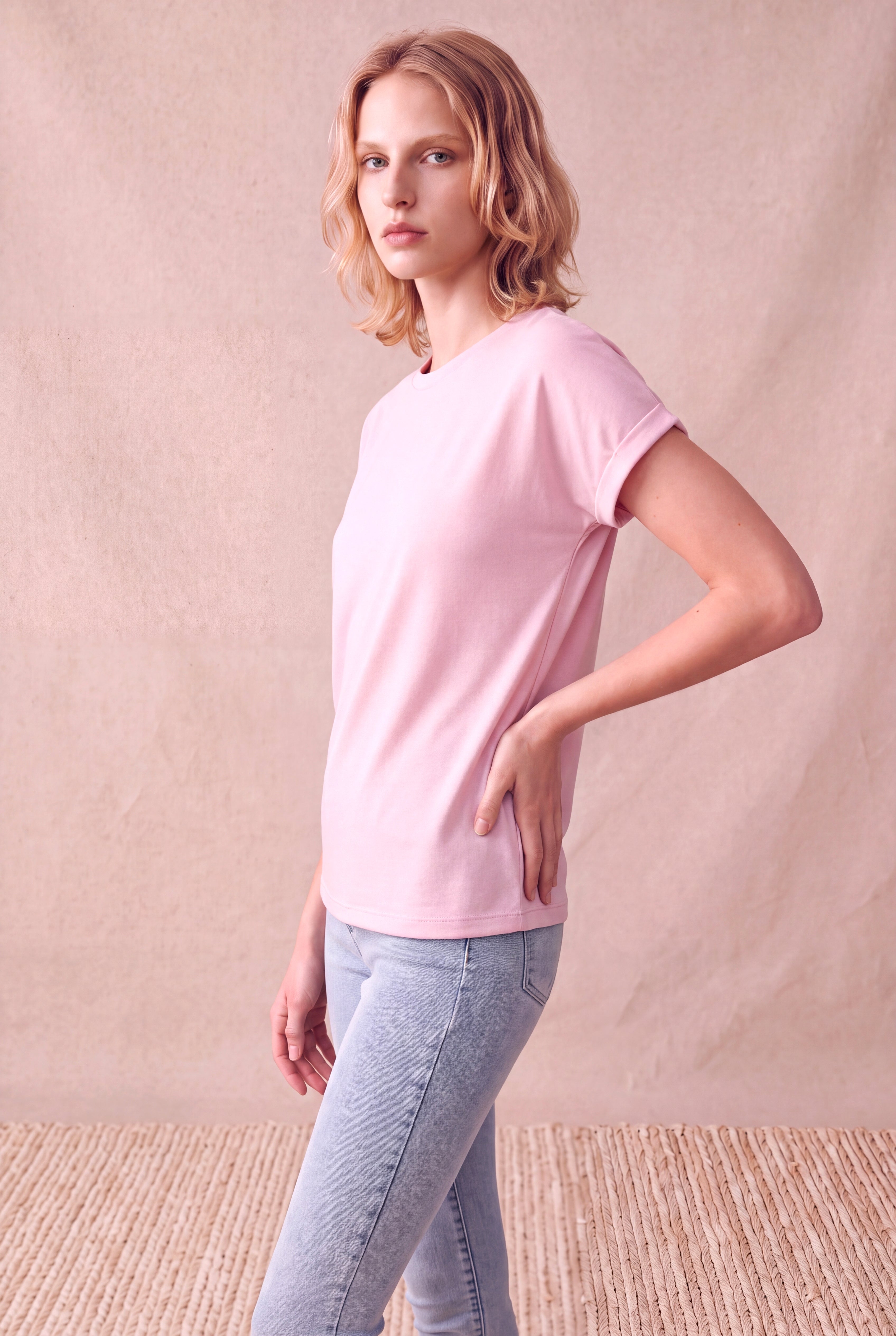 Kadın Viskon Karışımlı Pudra Pembe Katlamalı Kısa Kol Bisiklet Yaka Rahat Kesim T-Shirt SILJE