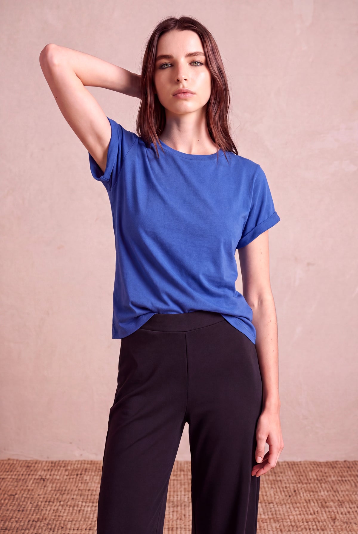 Kadın Viskon Karışımlı Ultramarin Mavi Katlamalı Kısa Kol Bisiklet Yaka Rahat Kesim T-Shirt SILJE