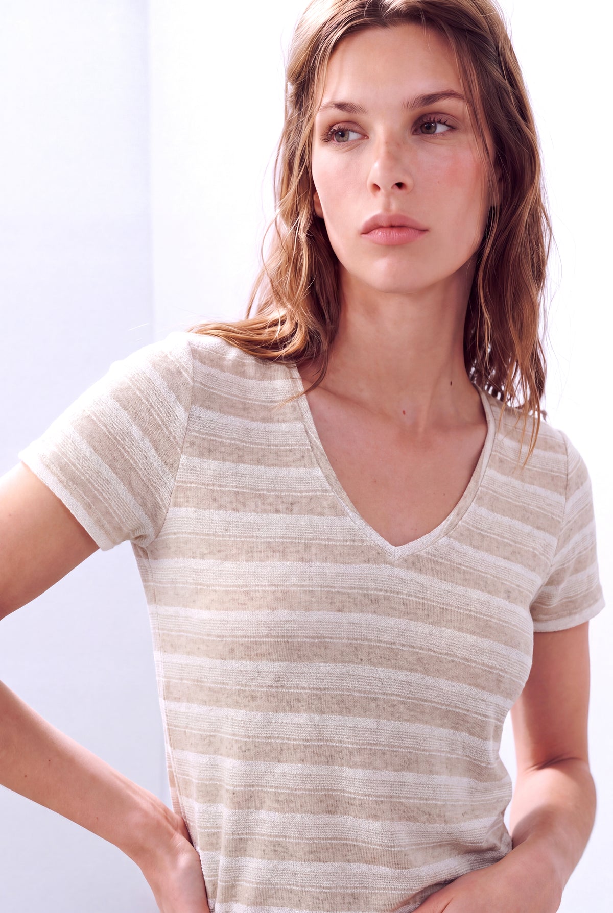 Bej Çizgili Kadın Bej Çizgili Keten Karışımlı Hafif Dokulu V Yaka Kısa Kollu T-Shirt COLETTE - Top - Westmark London EU(TR) Store Organik Pamuklu Sürdürülebilir Moda