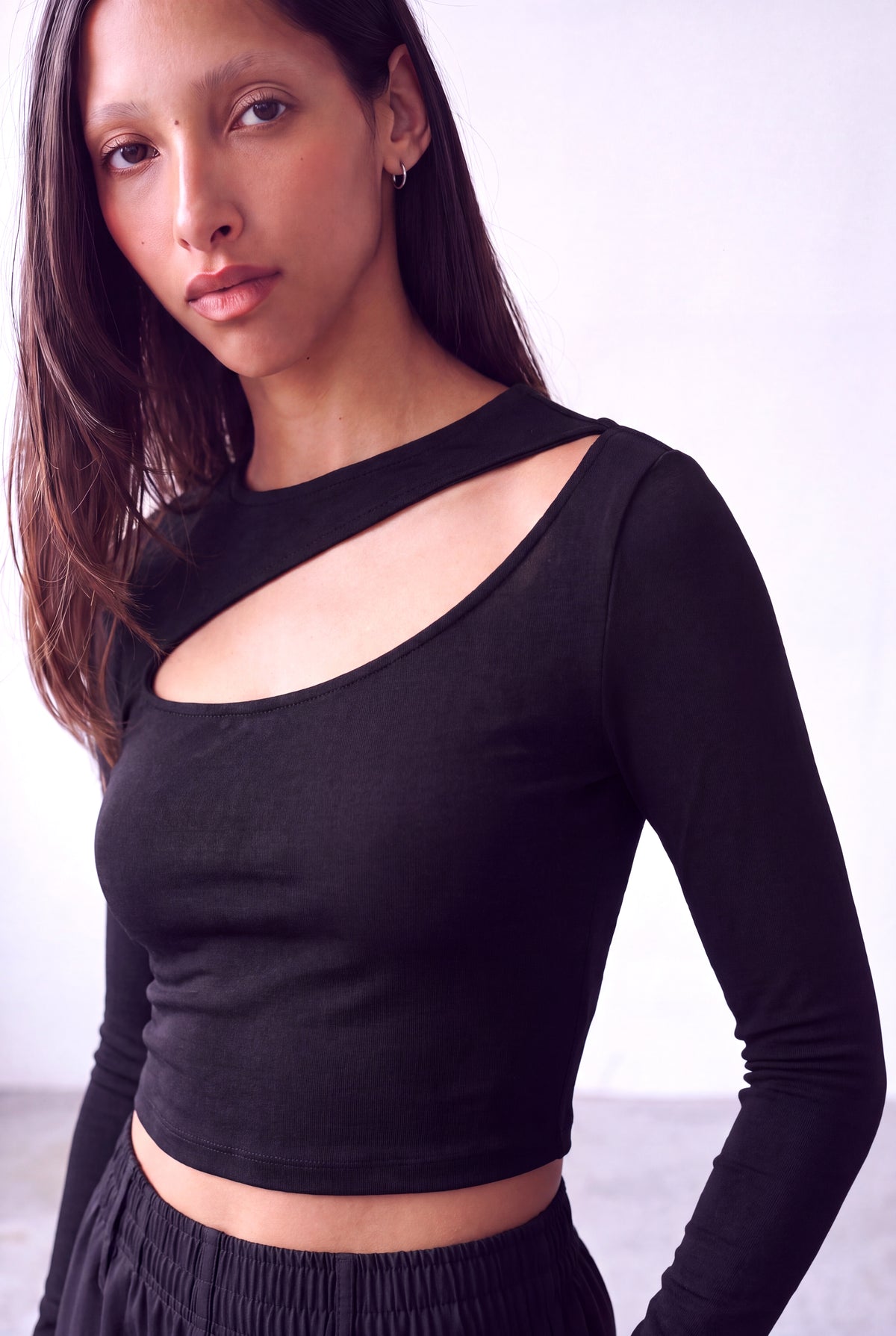 Işıltılı Siyah Kadın Işıltılı Siyah Asimetrik yaka Uzun Kollu Cut Out Detaylı Crop Bluz JOY - Top - Westmark London EU(TR) Store Organik Pamuklu Sürdürülebilir Moda
