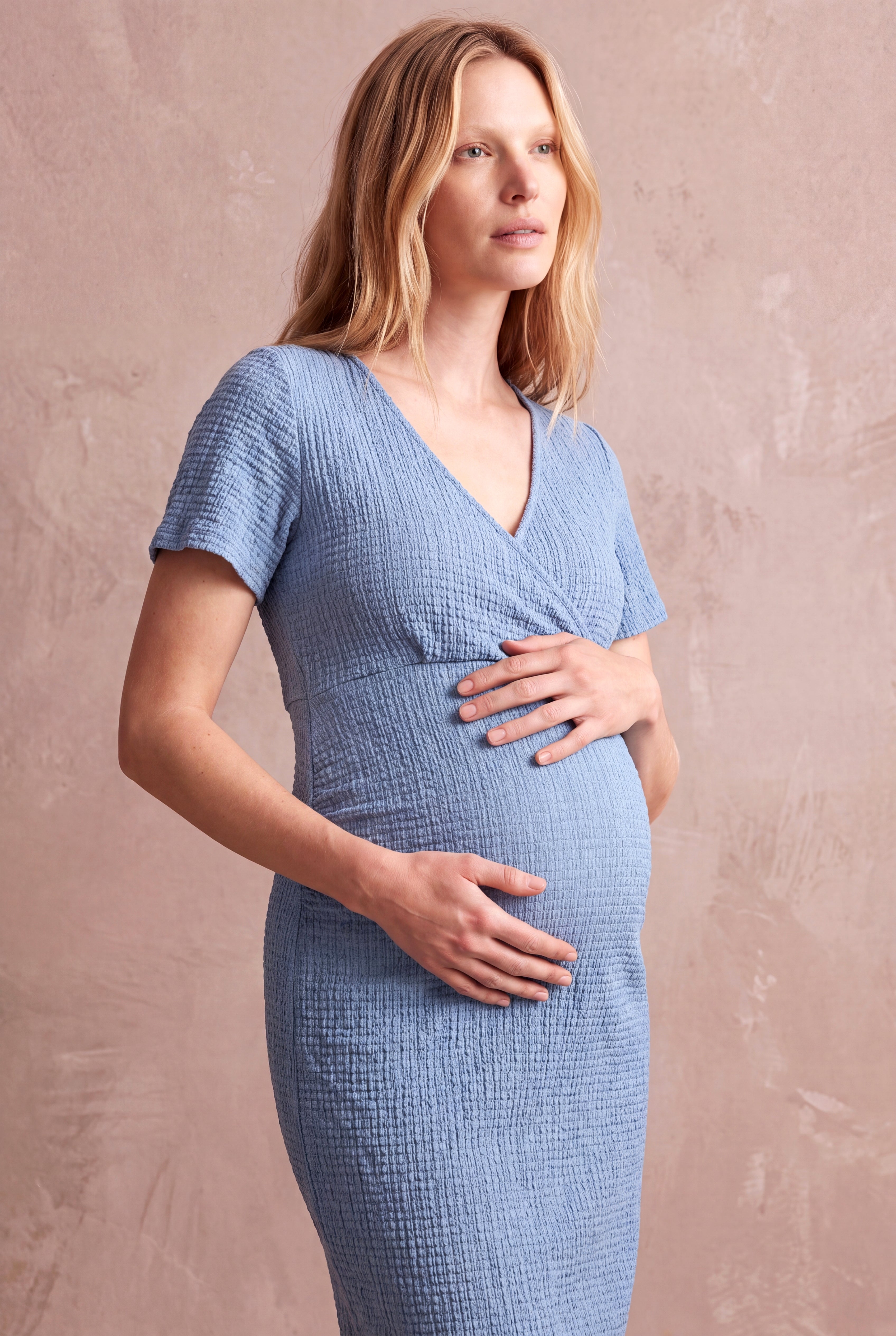 Hamile Buz Mavisi Gofre Dokulu Pamuk Kruvaze V Yaka Kısa Kollu Emzirme Fonskiyonlu Elbise NOELLA