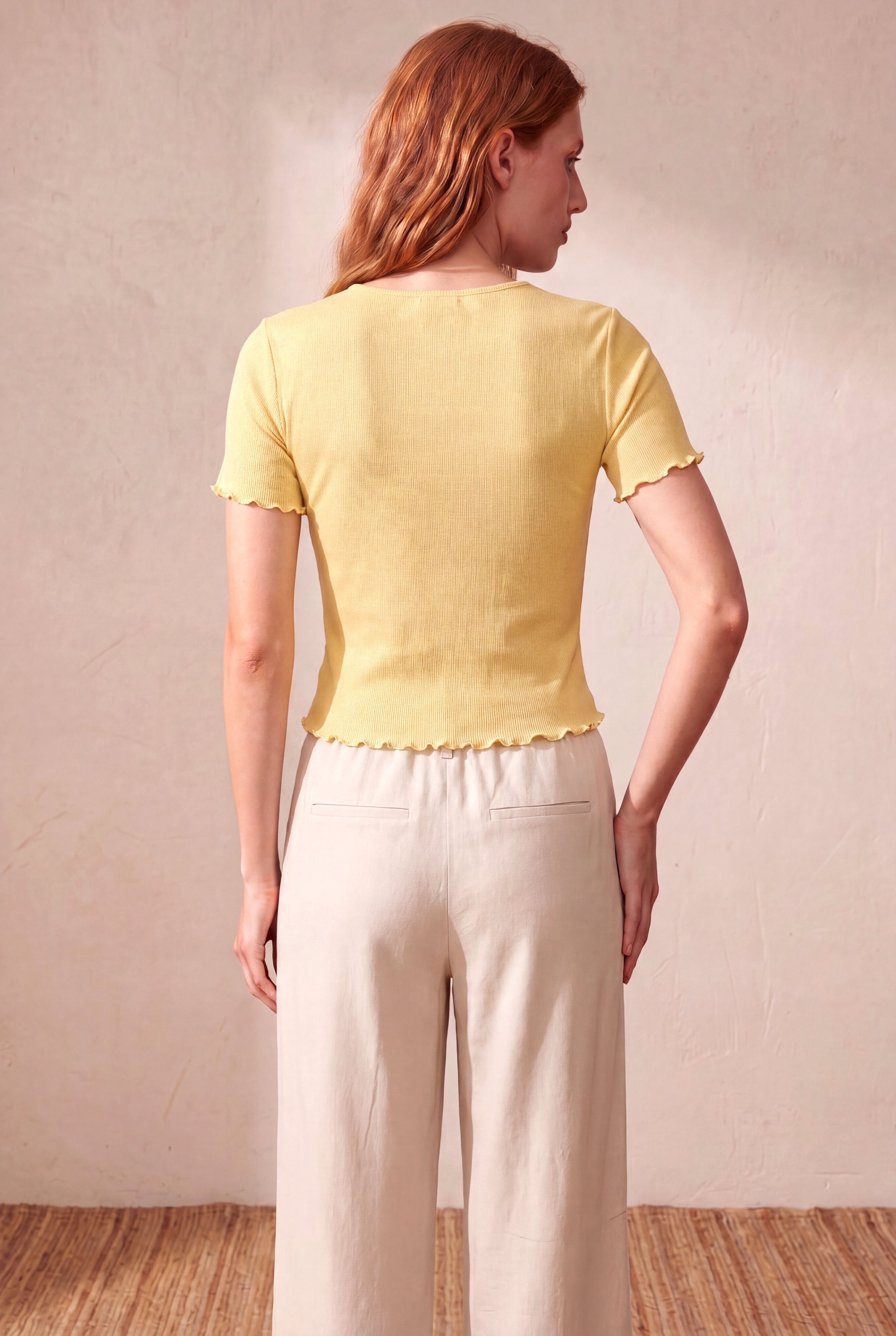 Kadın Sarı %95 Pamuk / %5 Elastan Fitilli Kaşkorse Regular Fit Kare Yaka Kısa Kollu Baby Overlock Detaylı T-Shirt SUZY