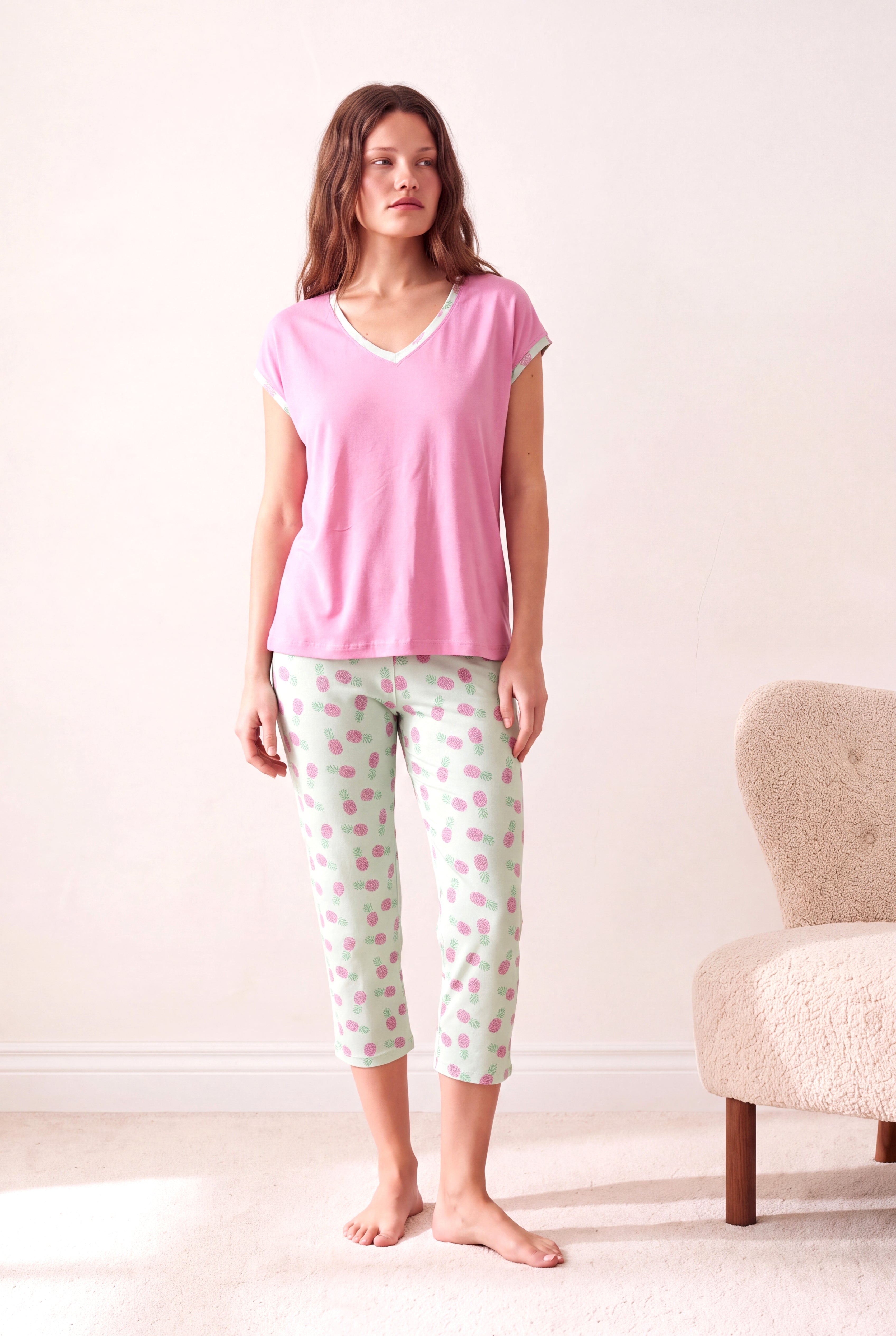 Kadın Pamuklu Pembe Meyve Desenli Kısa Kollu V-Yaka Desenli Biye Detaylı 3/4 Altlı Pijama Takım PJAGATHE