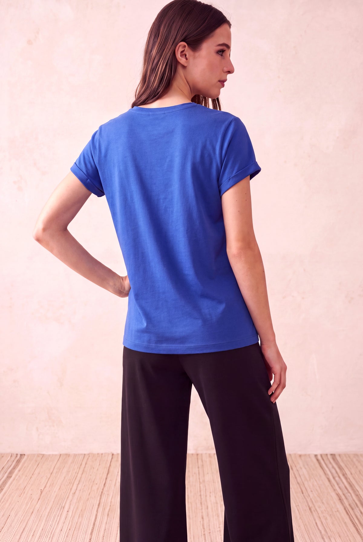 Kadın Viskon Karışımlı Ultramarin Mavi Katlamalı Kısa Kol Bisiklet Yaka Rahat Kesim T-Shirt SILJE