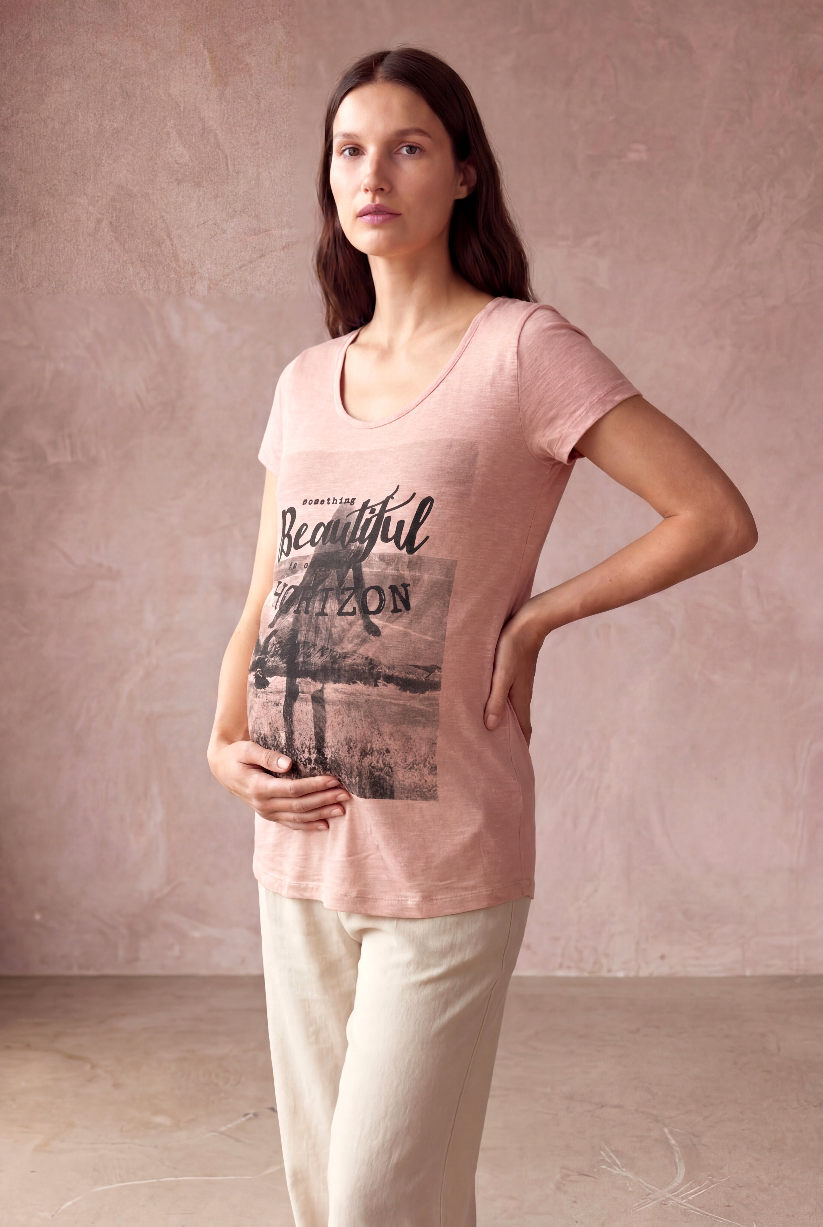 Hamile Flamlı Pamuklu Somon Kısa Kollu Geniş Yaka Baskılı T-Shirt AMELIA