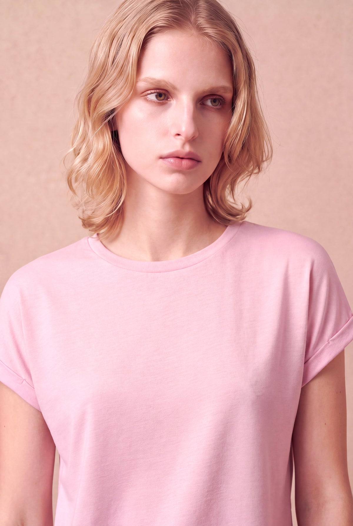 Kadın Viskon Karışımlı Pudra Pembe Katlamalı Kısa Kol Bisiklet Yaka Rahat Kesim T-Shirt SILJE