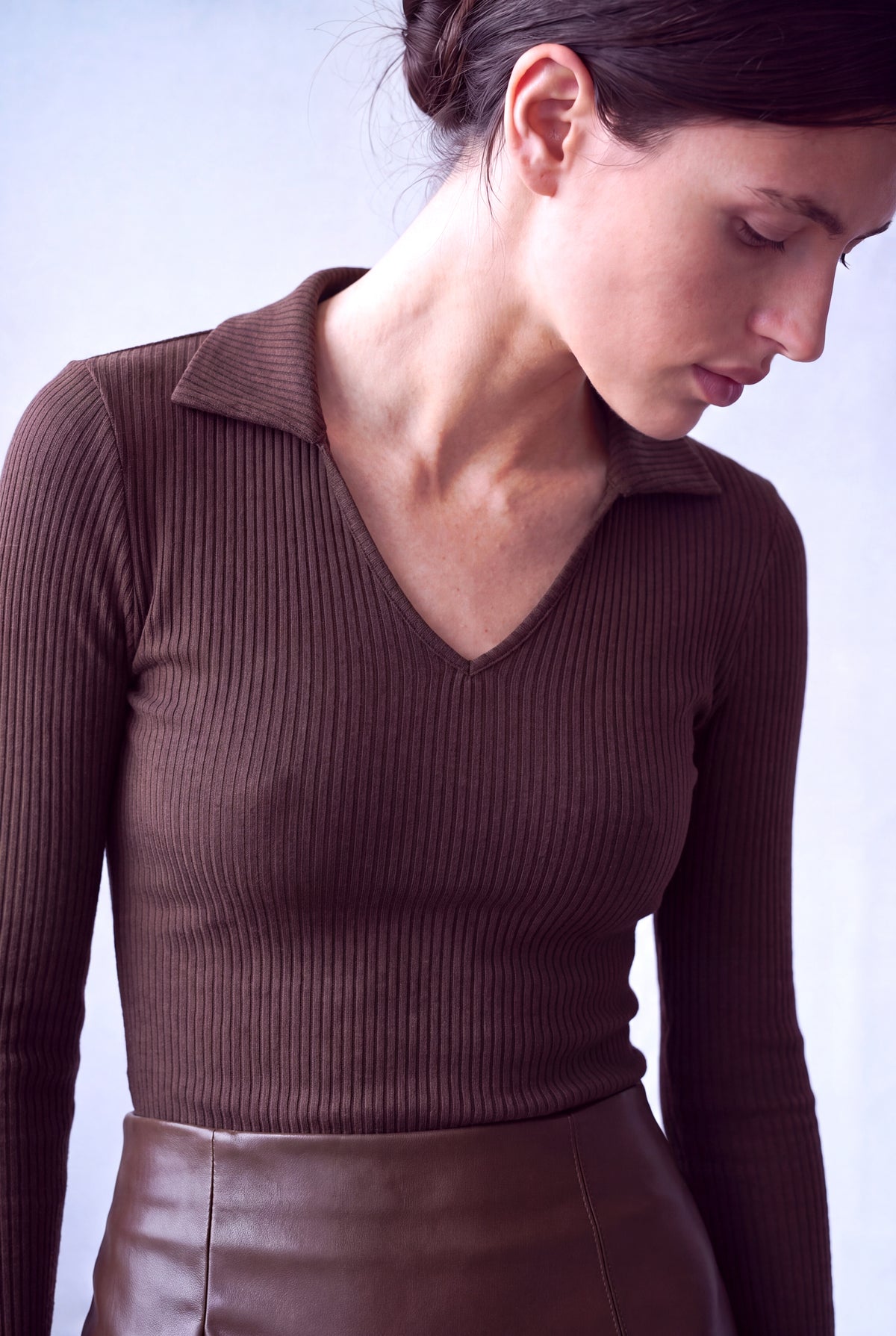 Kahverengi Kadın Kahverengi Viskon Karışımlı Ribana Derin Polo Yaka Uzun Kollu T-Shirt ELOISE - Top - Westmark London EU(TR) Store Organik Pamuklu Sürdürülebilir Moda