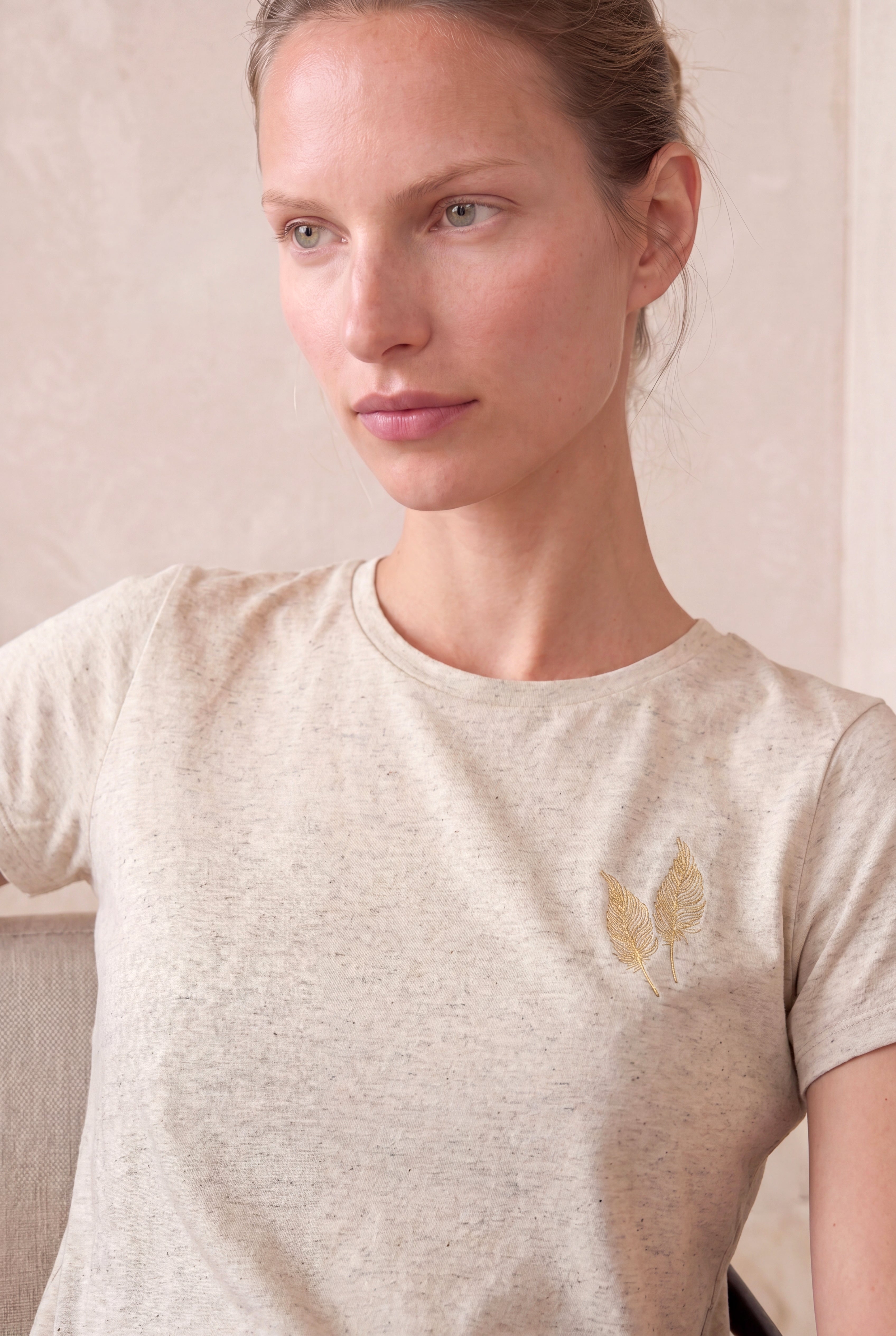 Kadın Ekru Kırçıllı Kumaş Regular Fit Bisiklet Yaka Kısa Kollu Gold Yaprak Baskılı T-Shirt SIMONE