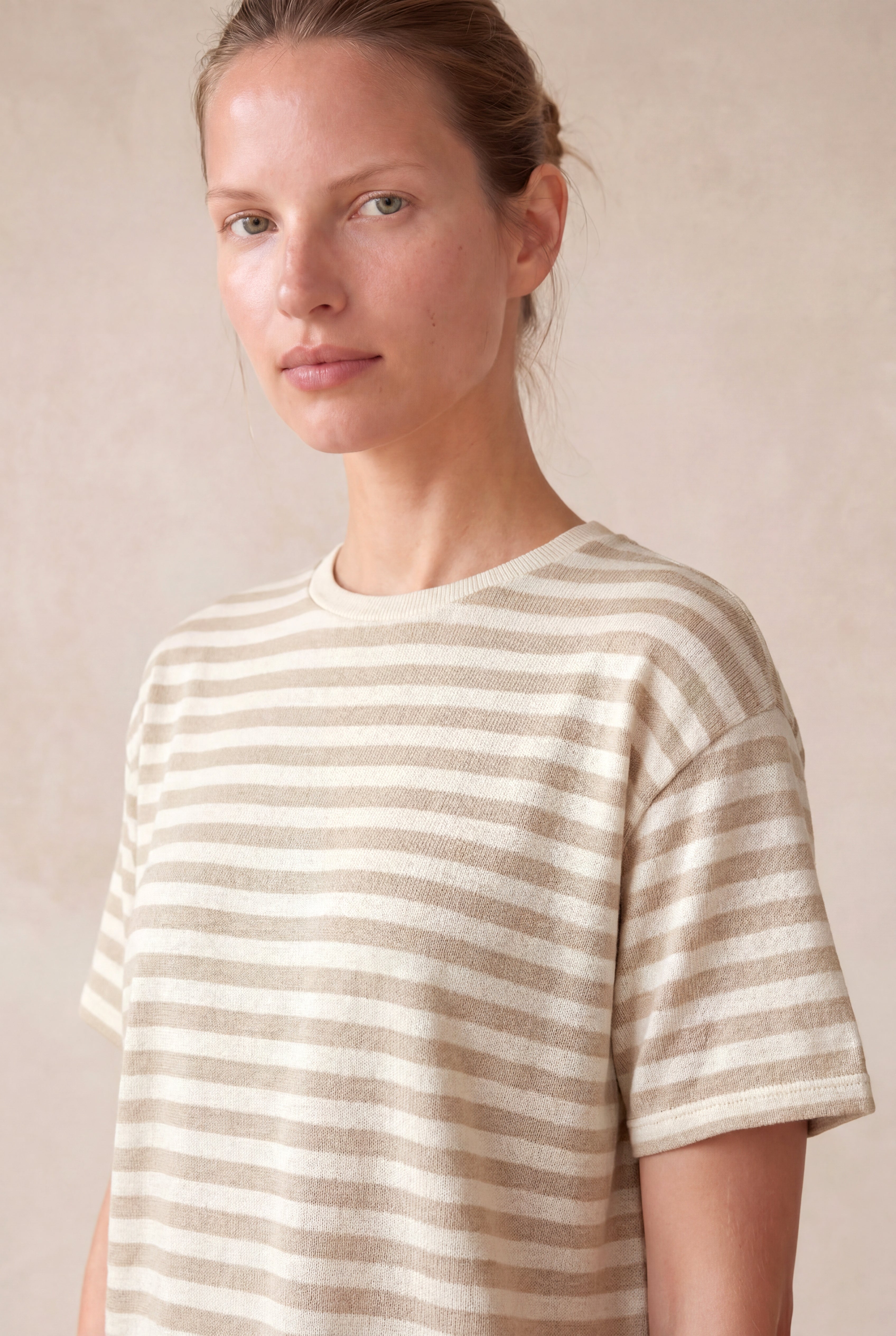 Kadın Ekru / Bej Çizgili %100 Pamuk Triko Görünümlü Oversize Fit Bisiklet Yaka Kısa Kollu Düşük Omuzlu T-Shirt BARBARA