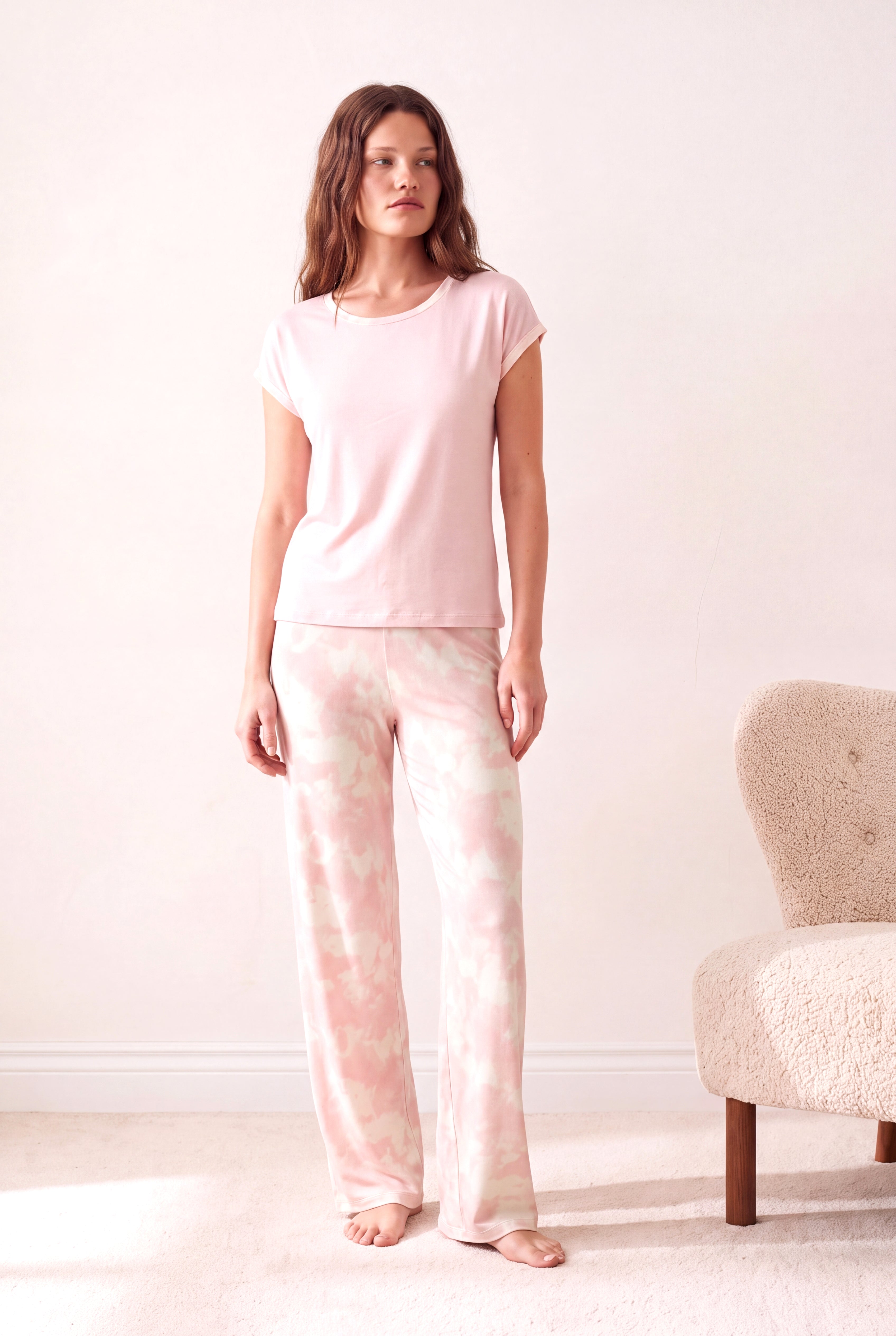 Kadın Pamuklu Pembe Batik Desenli Kısa Kollu Bisiklet Yaka Desenli Biye Detaylı Uzun Altlı Pijama Takım PJLOU