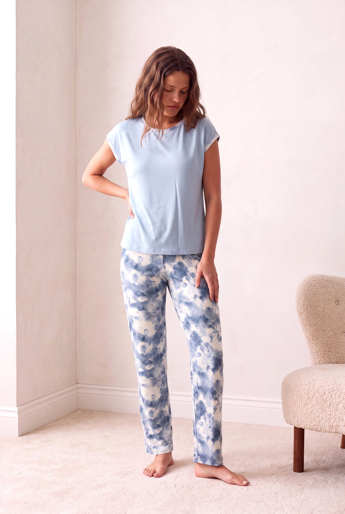 Kadın Pamuklu Mavi Batik Desenli Kısa Kollu Bisiklet Yaka Desenli Biye Detaylı Uzun Altlı Pijama Takım PJLOU