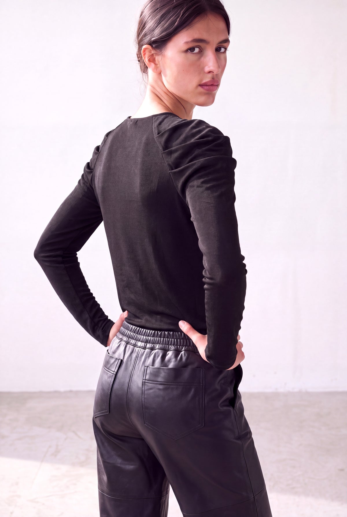 Parlak Siyah Kadın Parlak Siyah Dokulu Bisiklet Yaka Uzun Kollu Pile Detaylı Bluz ROXANNE - Top - Westmark London EU(TR) Store Organik Pamuklu Sürdürülebilir Moda