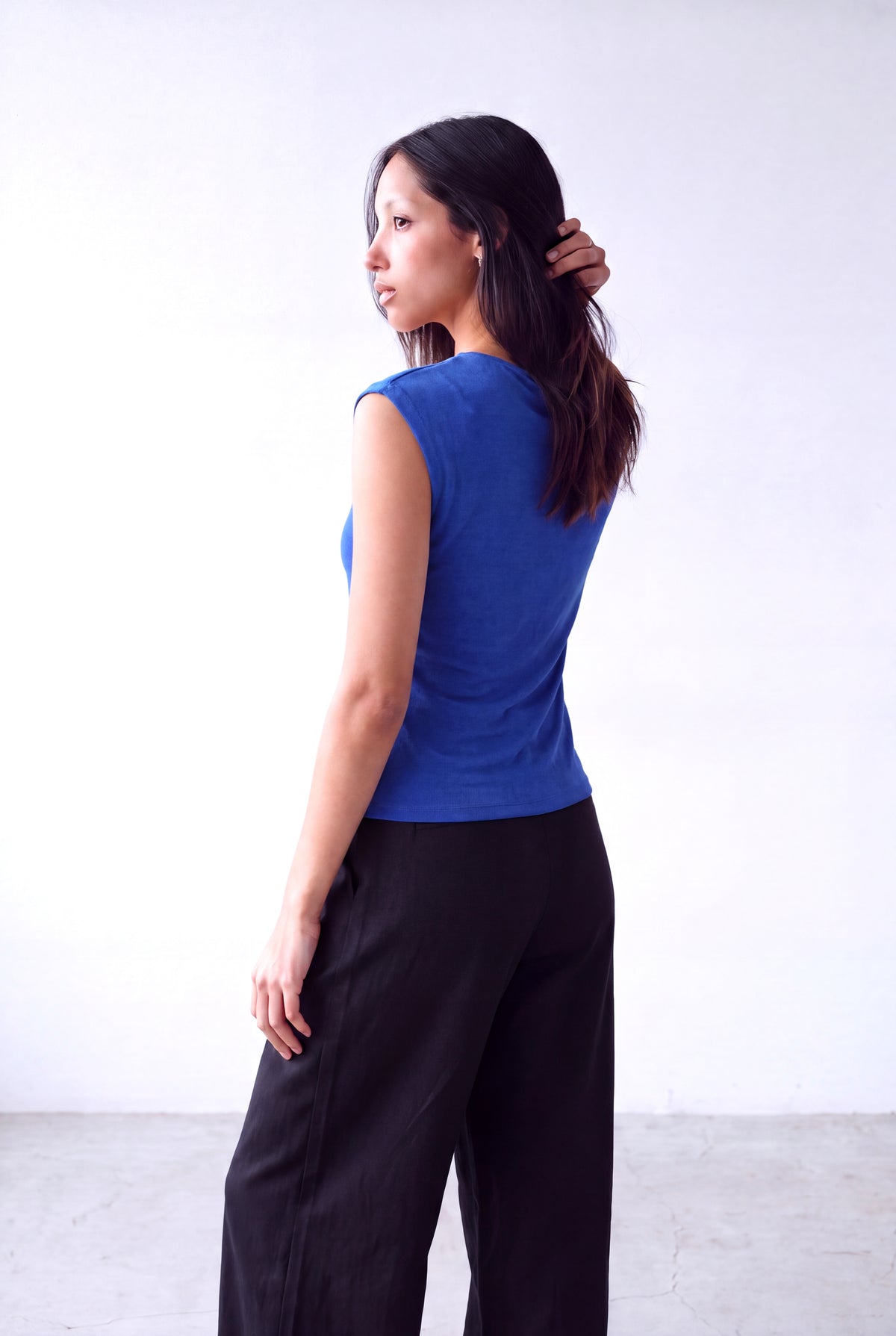 Parlak Koyu Mavi Kadın Parlak Koyu Mavi V Yaka Düşük Omuzlu Kısa Kol Düğüm Detaylı Bluz BERENICE - Top - Westmark London EU(TR) Store Organik Pamuklu Sürdürülebilir Moda