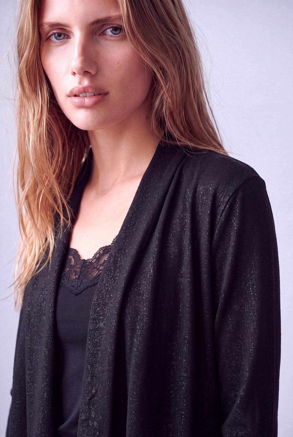 Parıltılı Siyah Kadın Parıltılı Siyah Viskon V Yaka 3/4 Kol Önü Asimetrik Kesim Dökümlü Kısa Hırka STACEY - Cardigan - Westmark London EU(TR) Store Organik Pamuklu Sürdürülebilir Moda