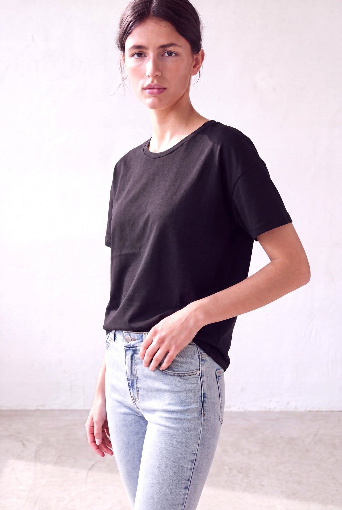 Siyah Kadın Siyah Pamuklu Bisiklet Yaka Kısa Kollu Düşük Omuz Sırt Cut Out Detaylı T-Shirt CHELSEA - Top - Westmark London EU(TR) Store Organik Pamuklu Sürdürülebilir Moda