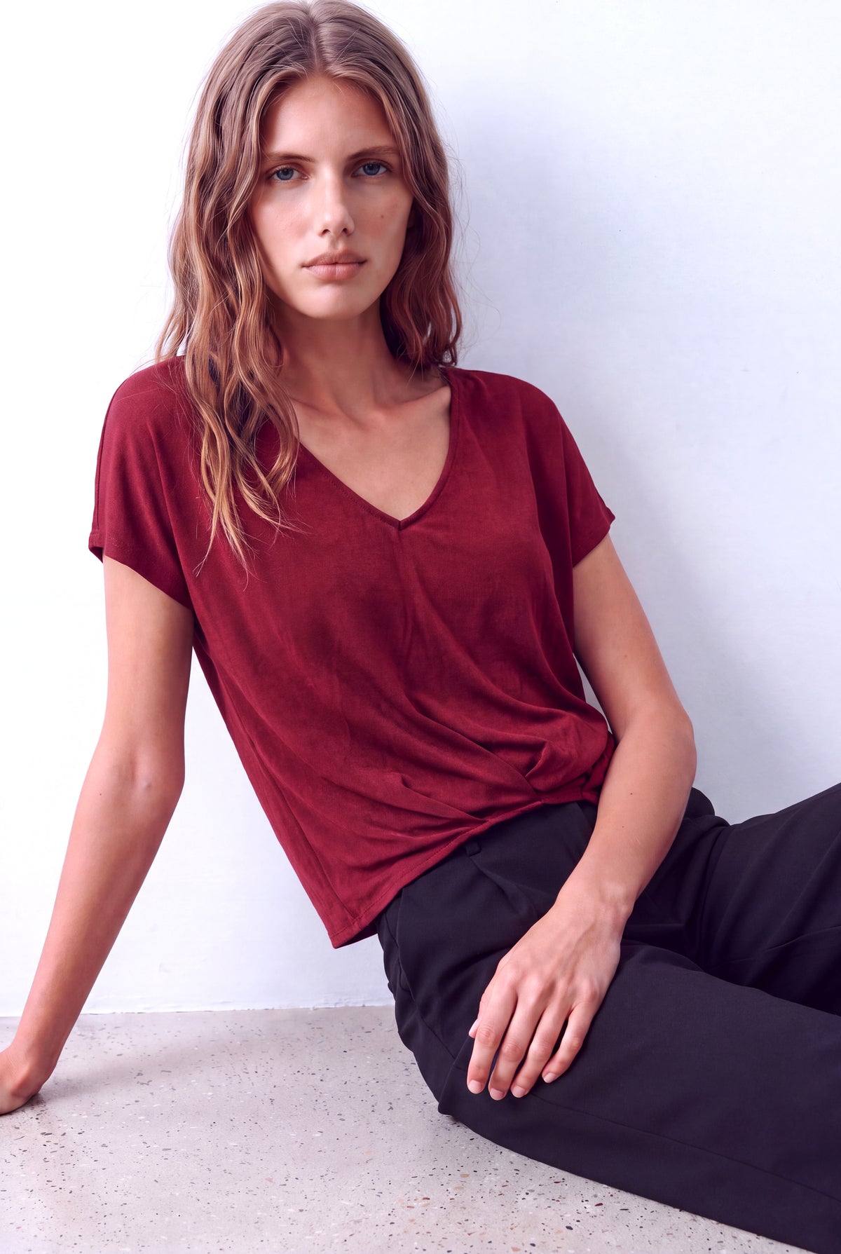 Koyu Kırmızı Kadın Koyu Kırmızı Dokulu V Yaka Kısa Kol Etek Ucu Büzgülü Bluz BETHANY - Top - Westmark London EU(TR) Store Organik Pamuklu Sürdürülebilir Moda