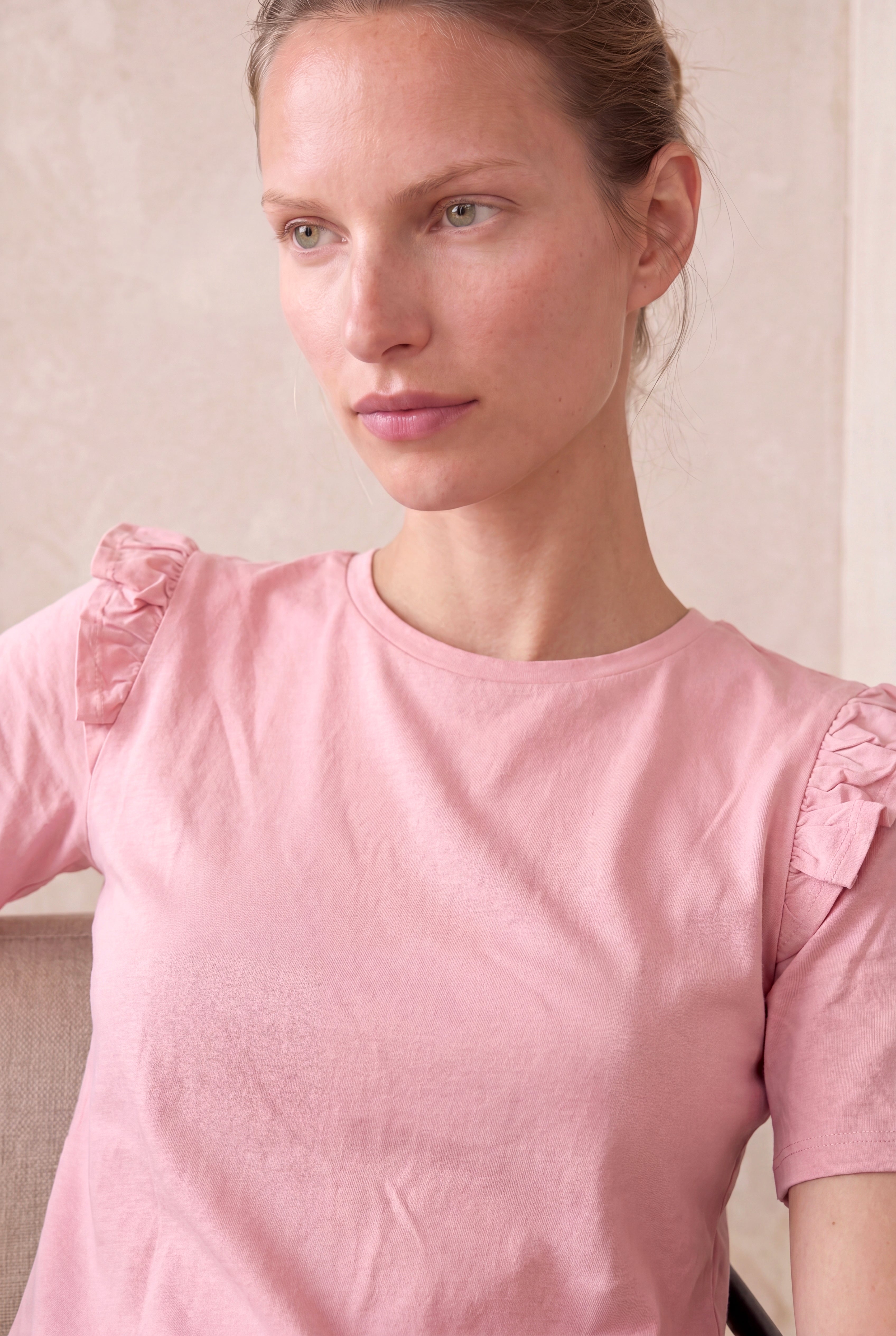 Kadın Pembe %100 Pamuk Regular Fit Bisiklet Yaka Kısa Kollu Fırfır Omuz Detaylı T-Shirt TERESA